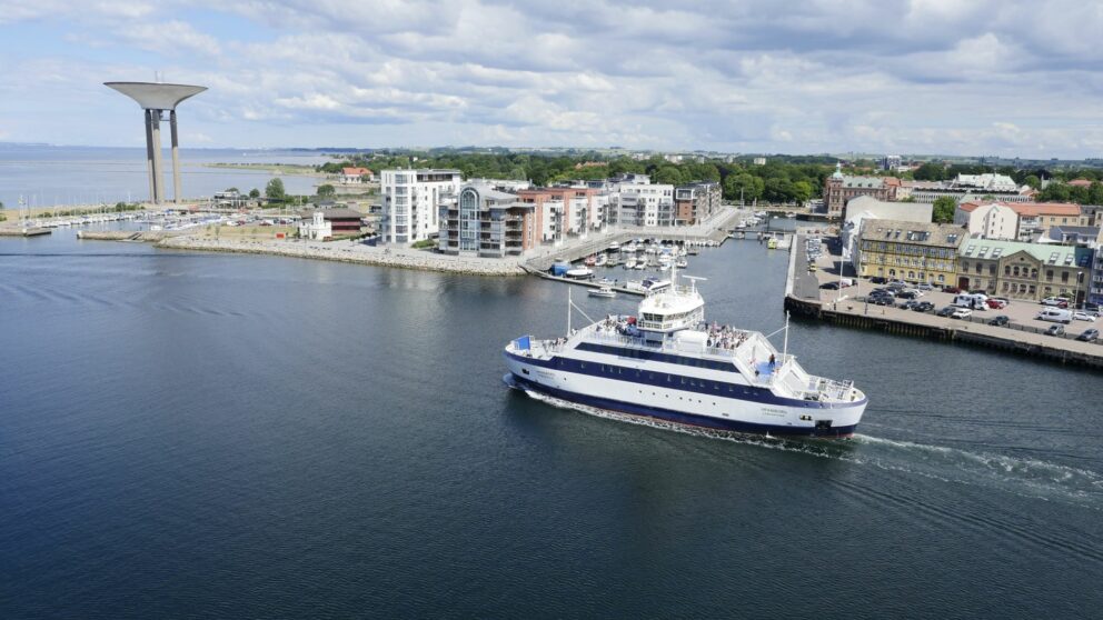 Venfärjan seglar ut från Landskronas hamninlopp