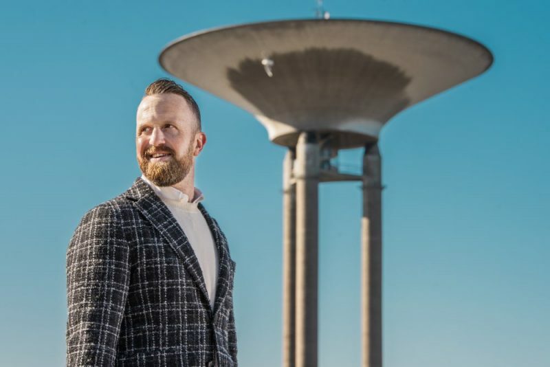 Daniel Nyman står framför nya vattentornet i Landskrona