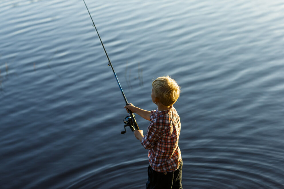 En pojke fiskar
