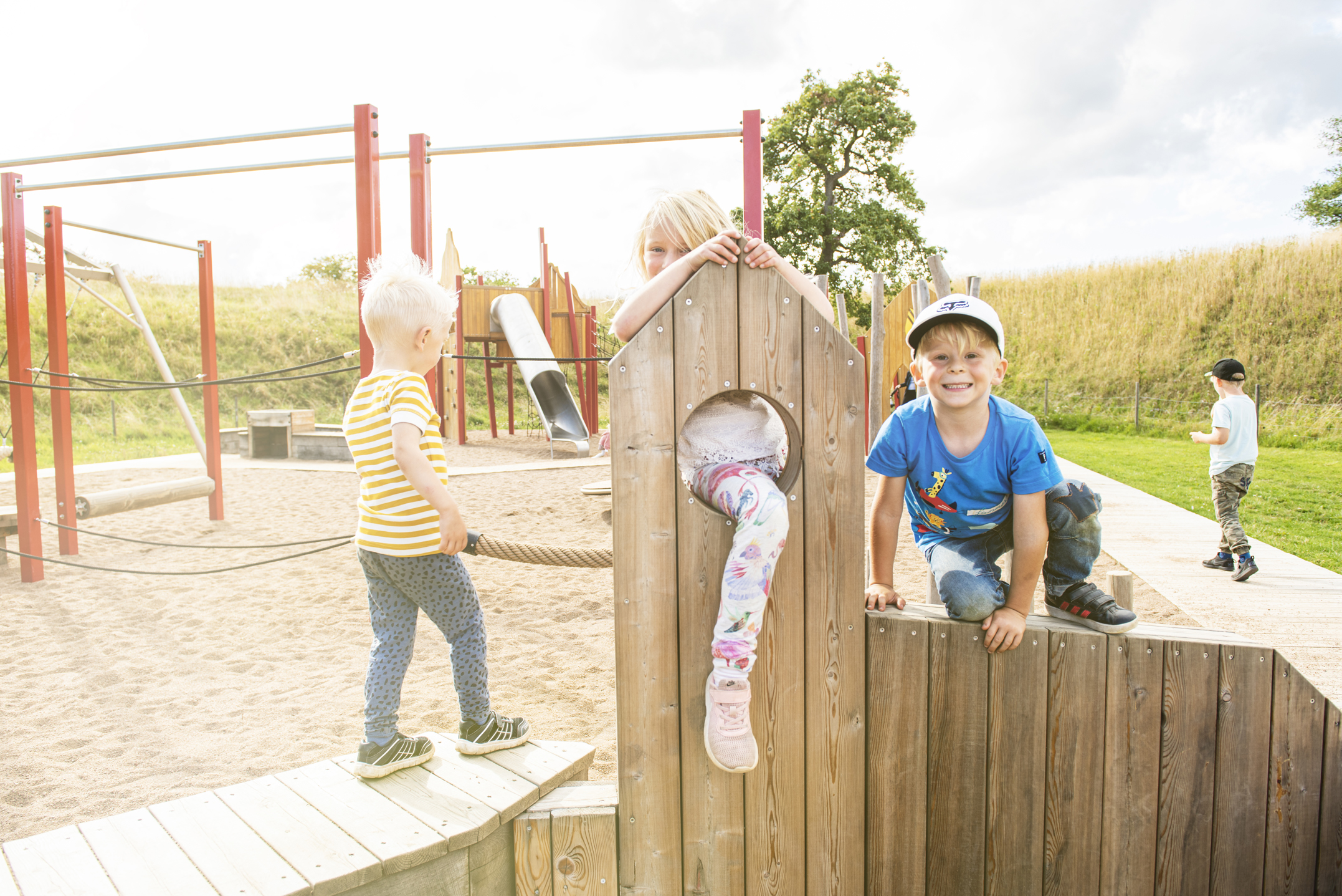 Fyra barn leker på lekplatsen vid Citadellet
