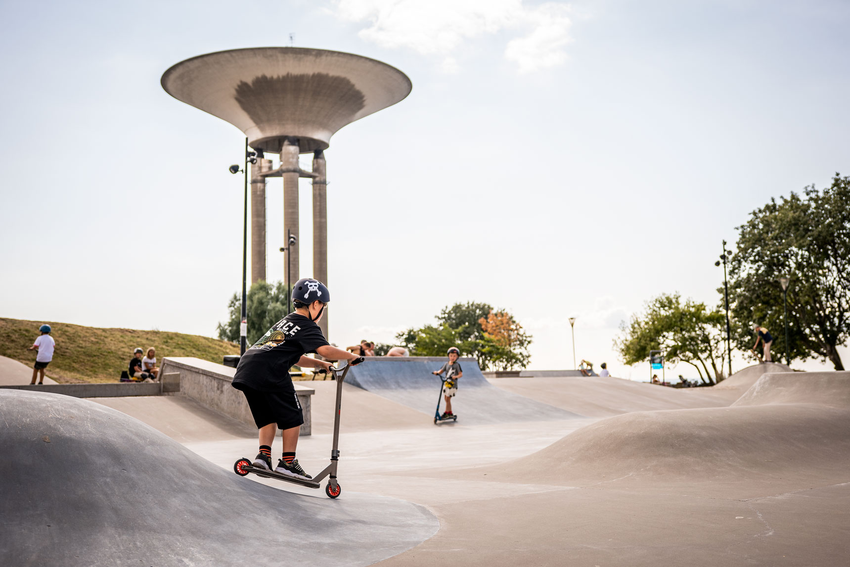 Flera barn åker kickbike i Lagunens skatepark