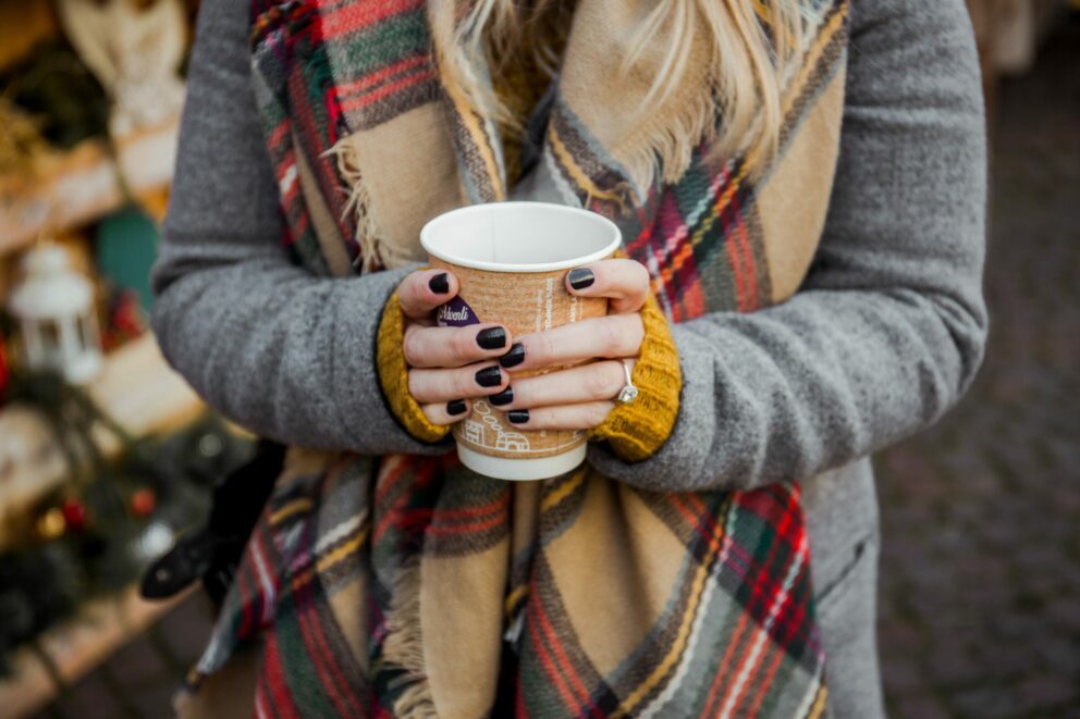 En person håller i en kaffekopp