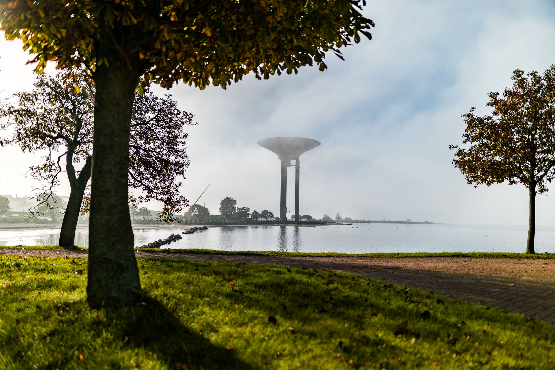 Landskronas nya vattentorn syns bortom vattnet