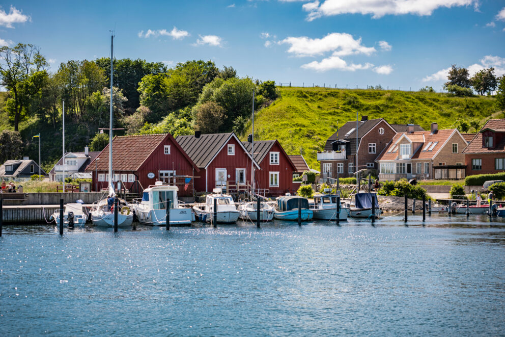 Tre röda fiskehus i Bäckvikens hamn