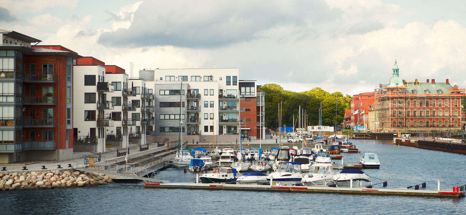 Båtarna ligger förtöjda intill husen i Nyhamn