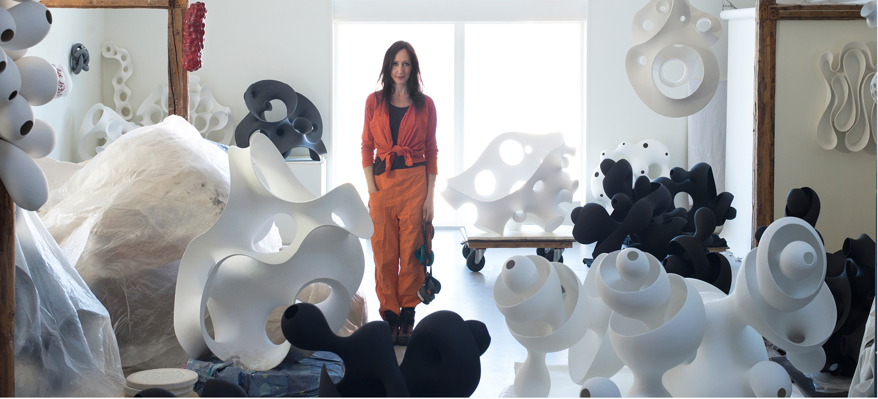 Eva Hild tillsammans med sina skulpturer