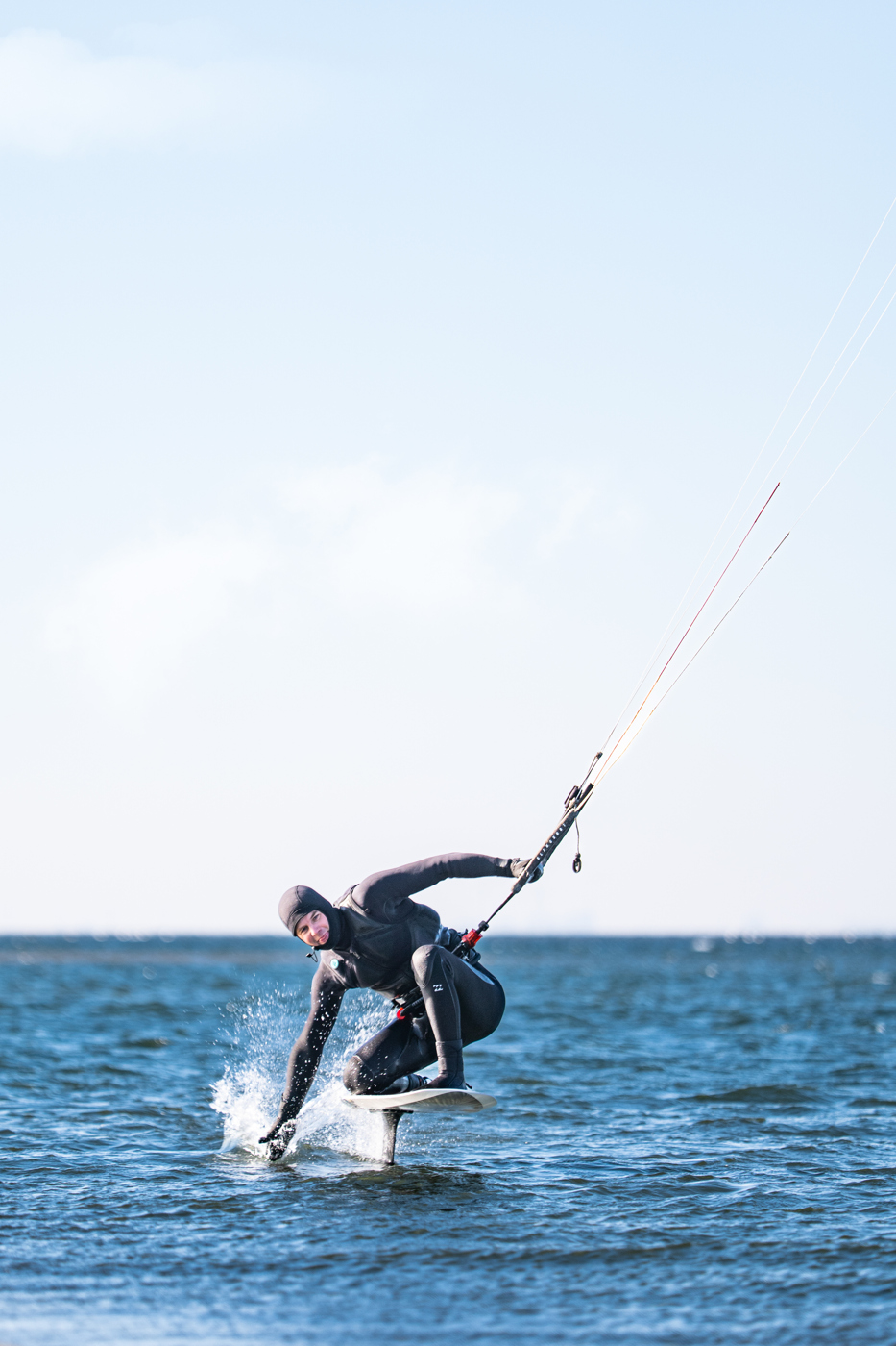 en man kitesurfar