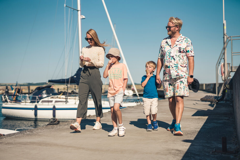 En familj går på piren i Bäckvikens hamn