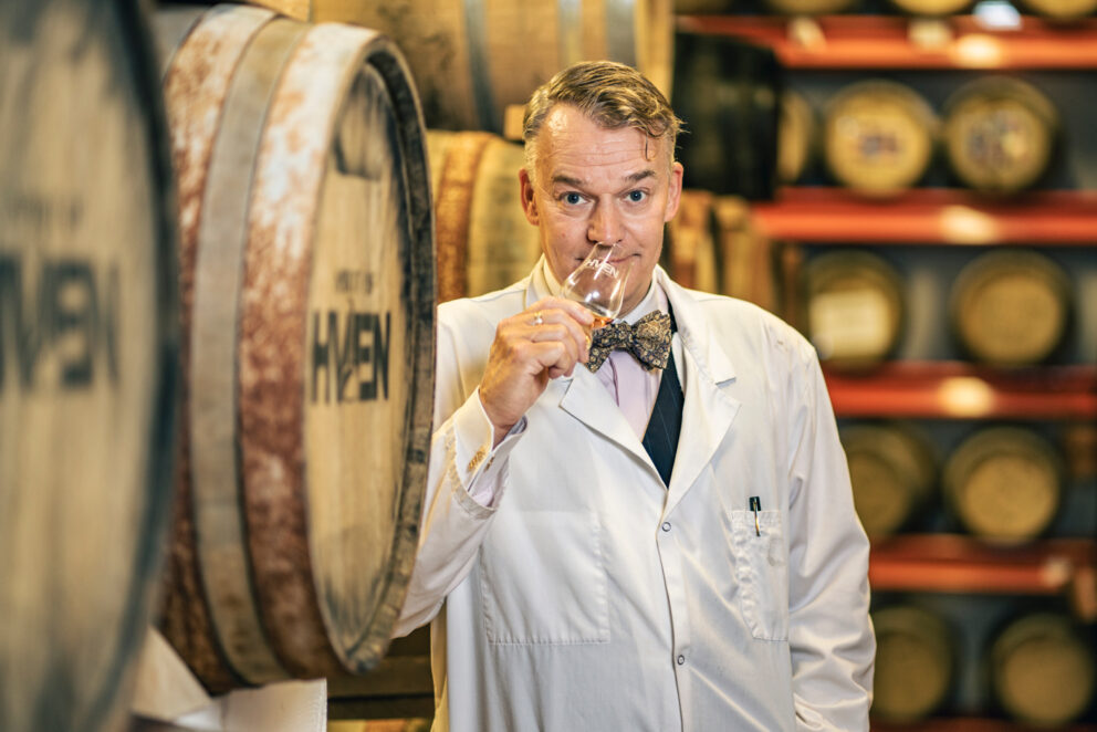 Henrik Molin doftar på whisky ur ett glas