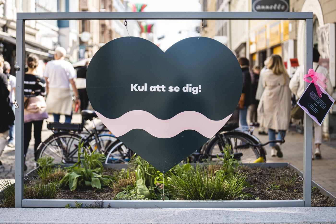 Två kvinnor sitter på en restaurang