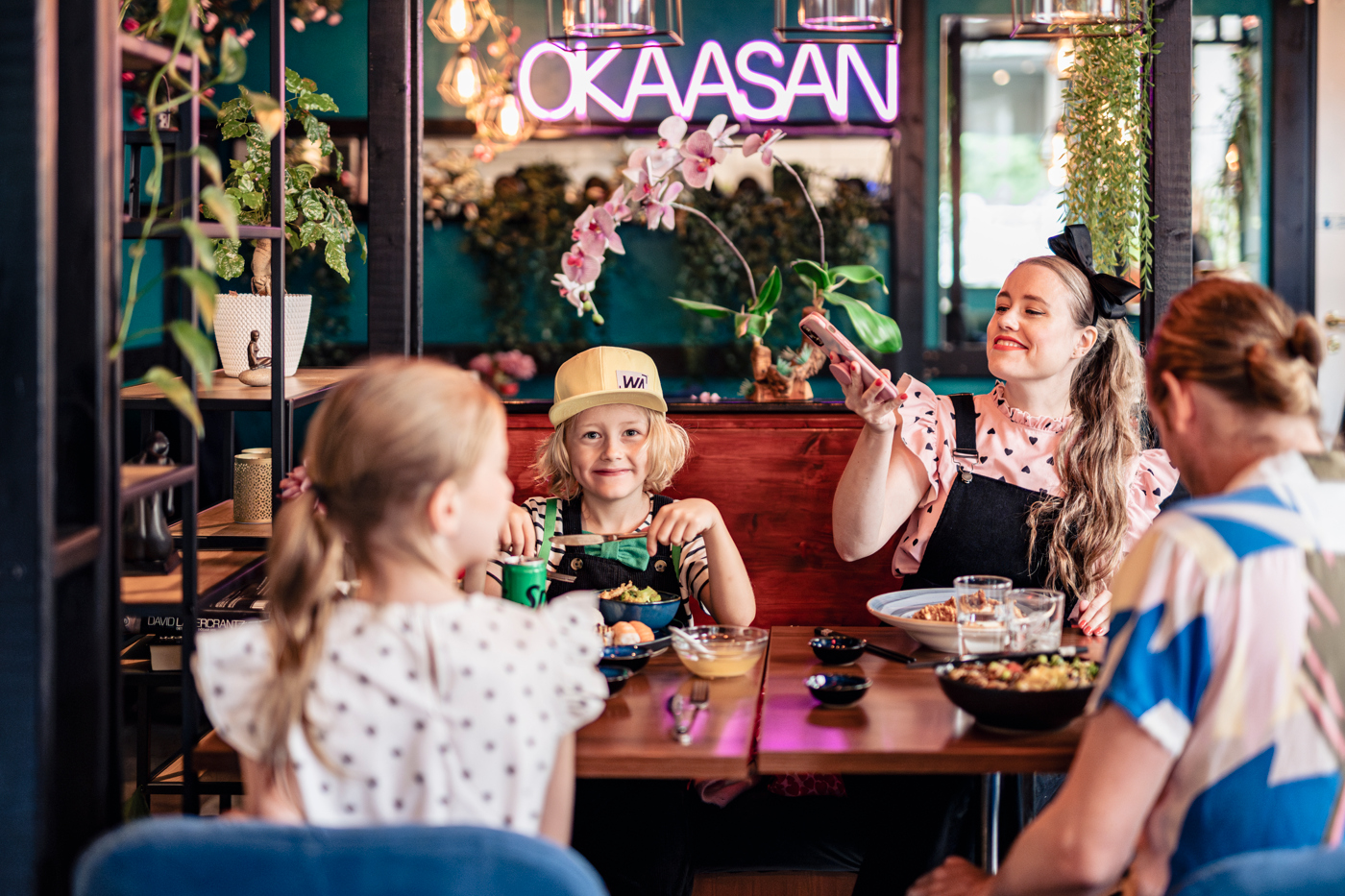 En familj sitter på en restaurang