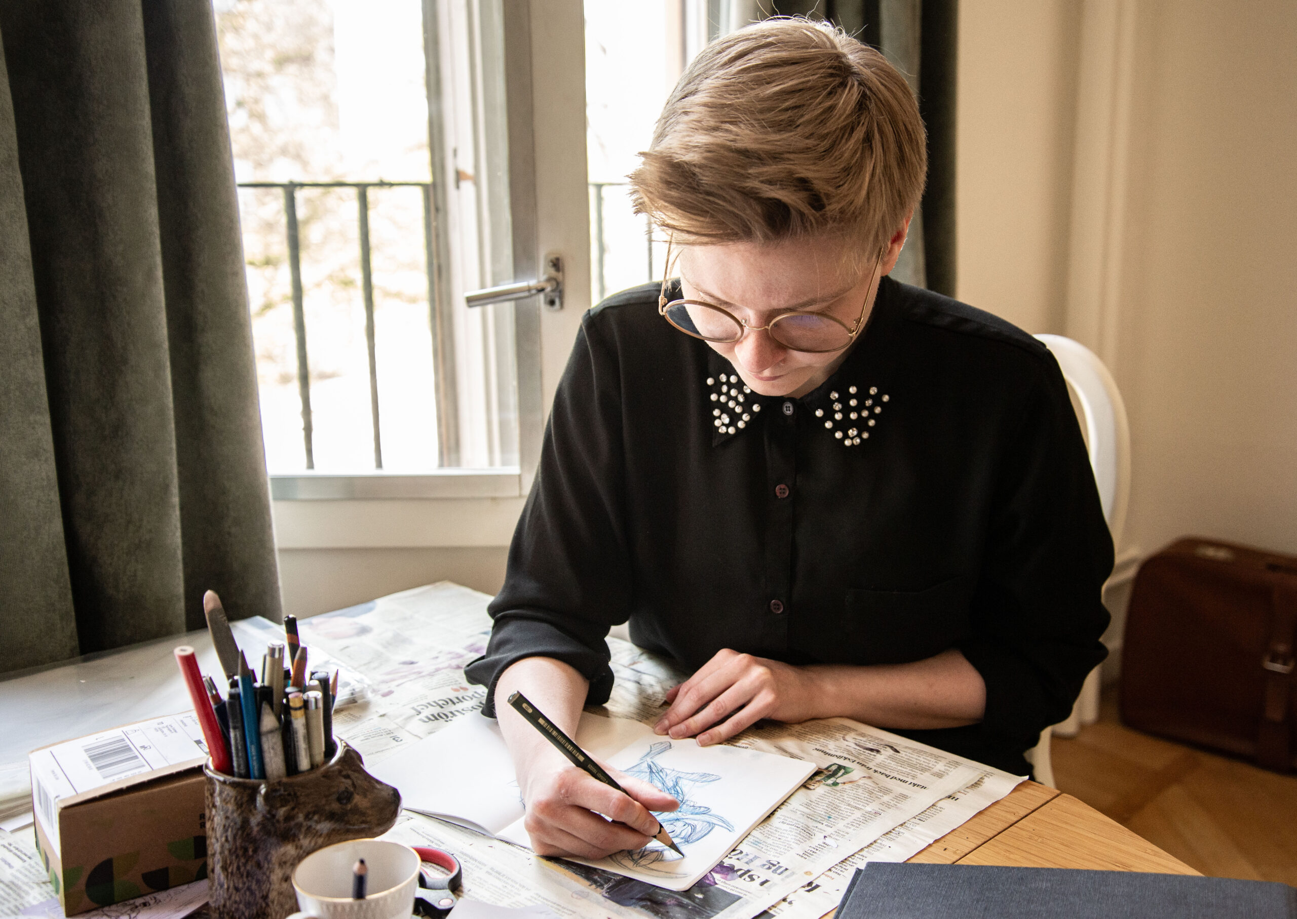 Oggy sitter och ritar