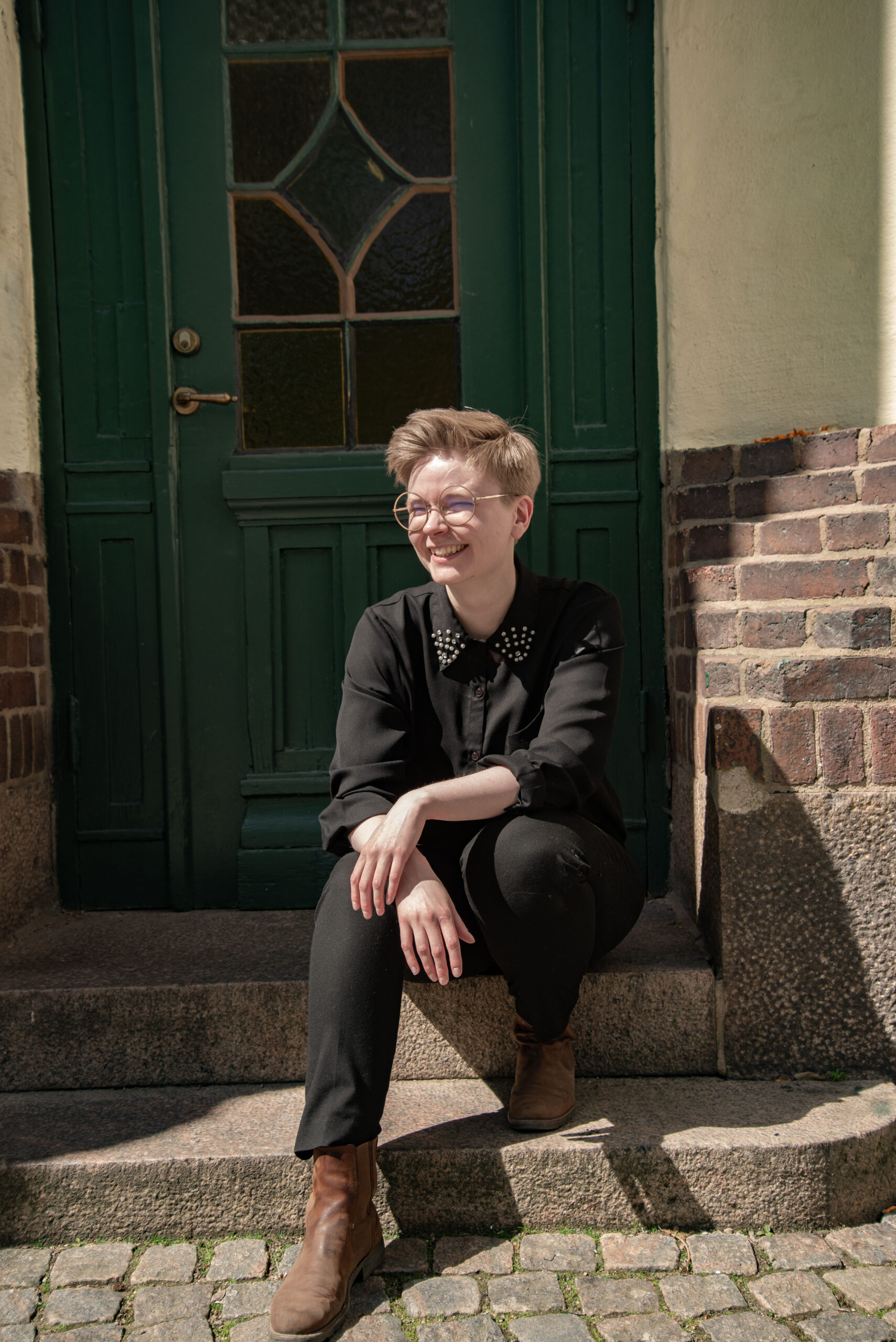 Ett sovrum med säng och tavla på väggen