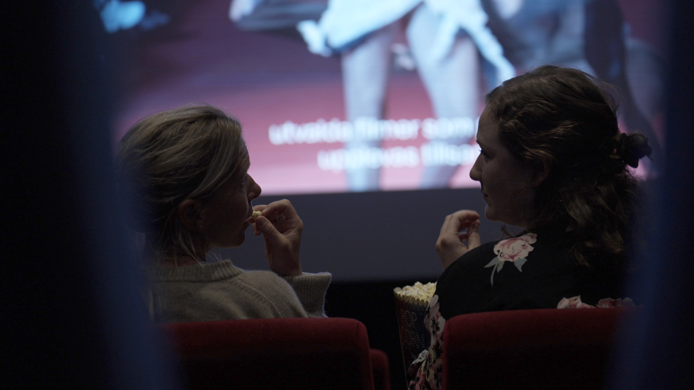 Två personer sitter i en biosalong