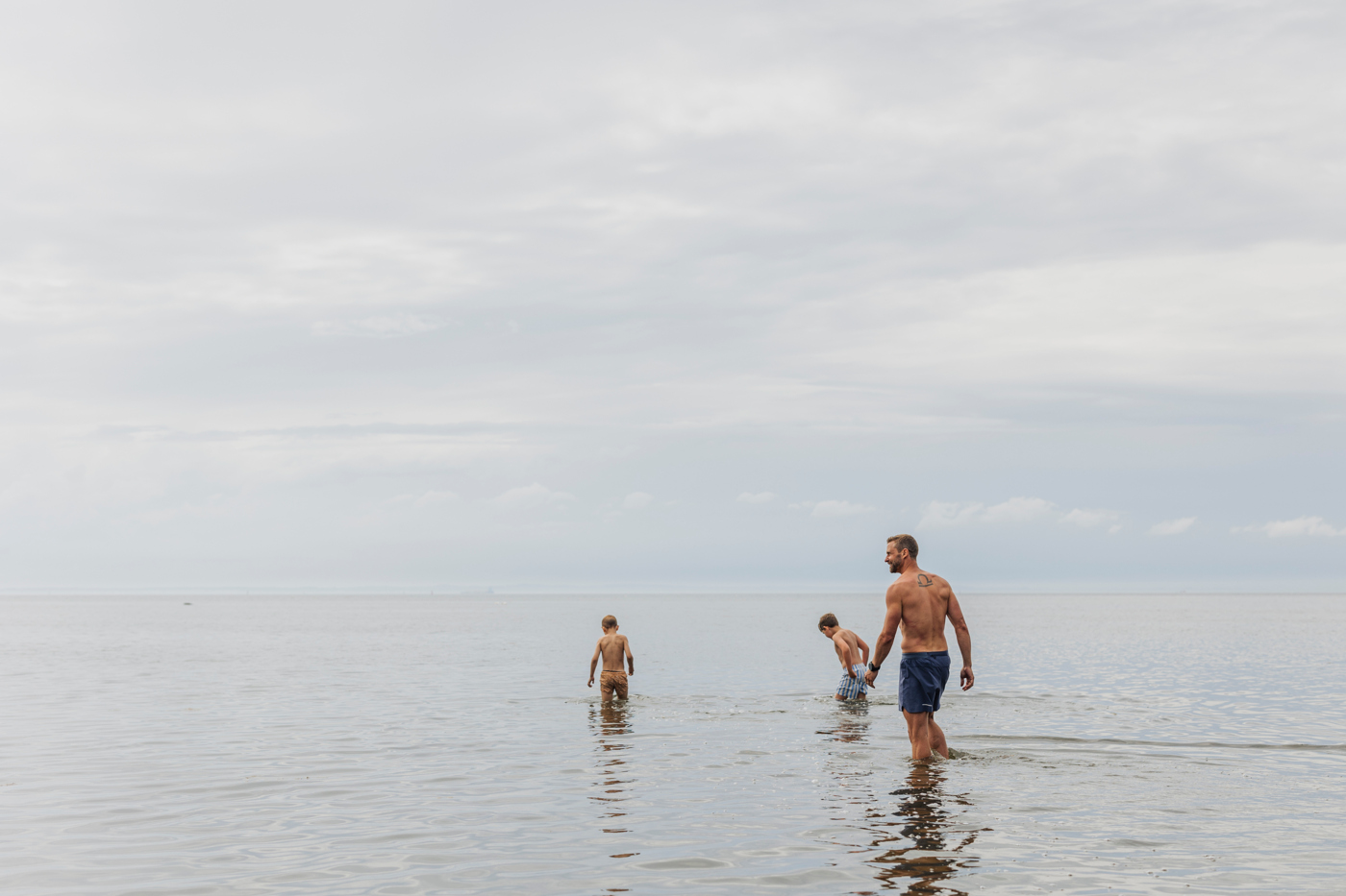 En person äter glass