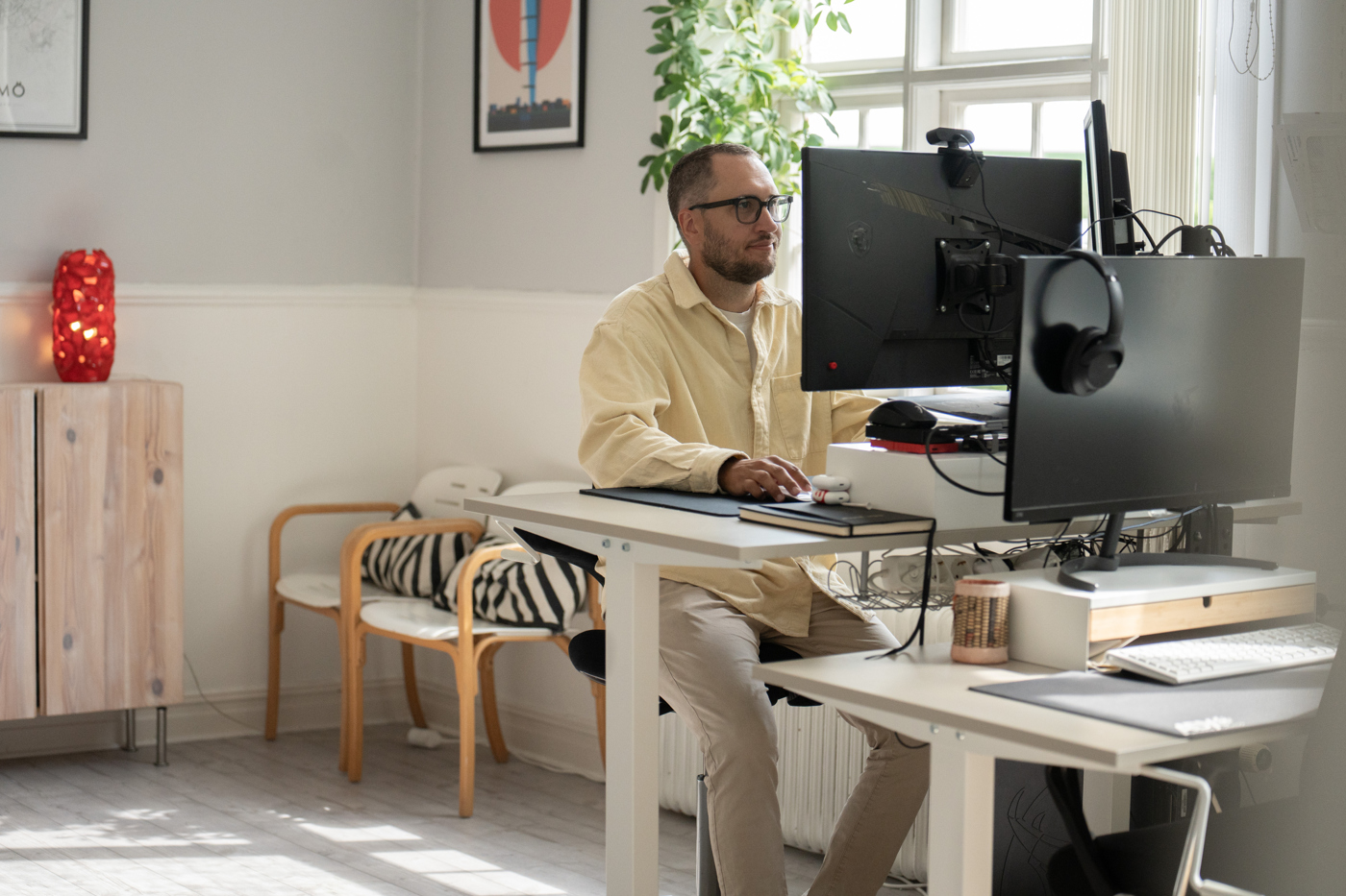 Henrik sitter och jobbar