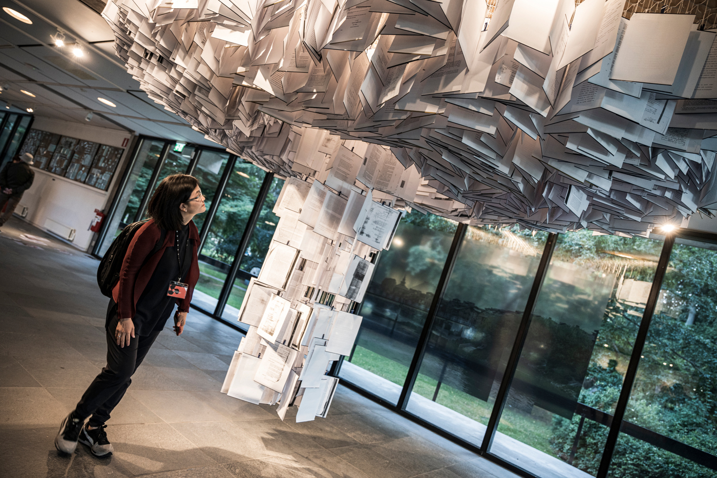 EN KVINNA TITTAR PÅ ETT KONSTVERK