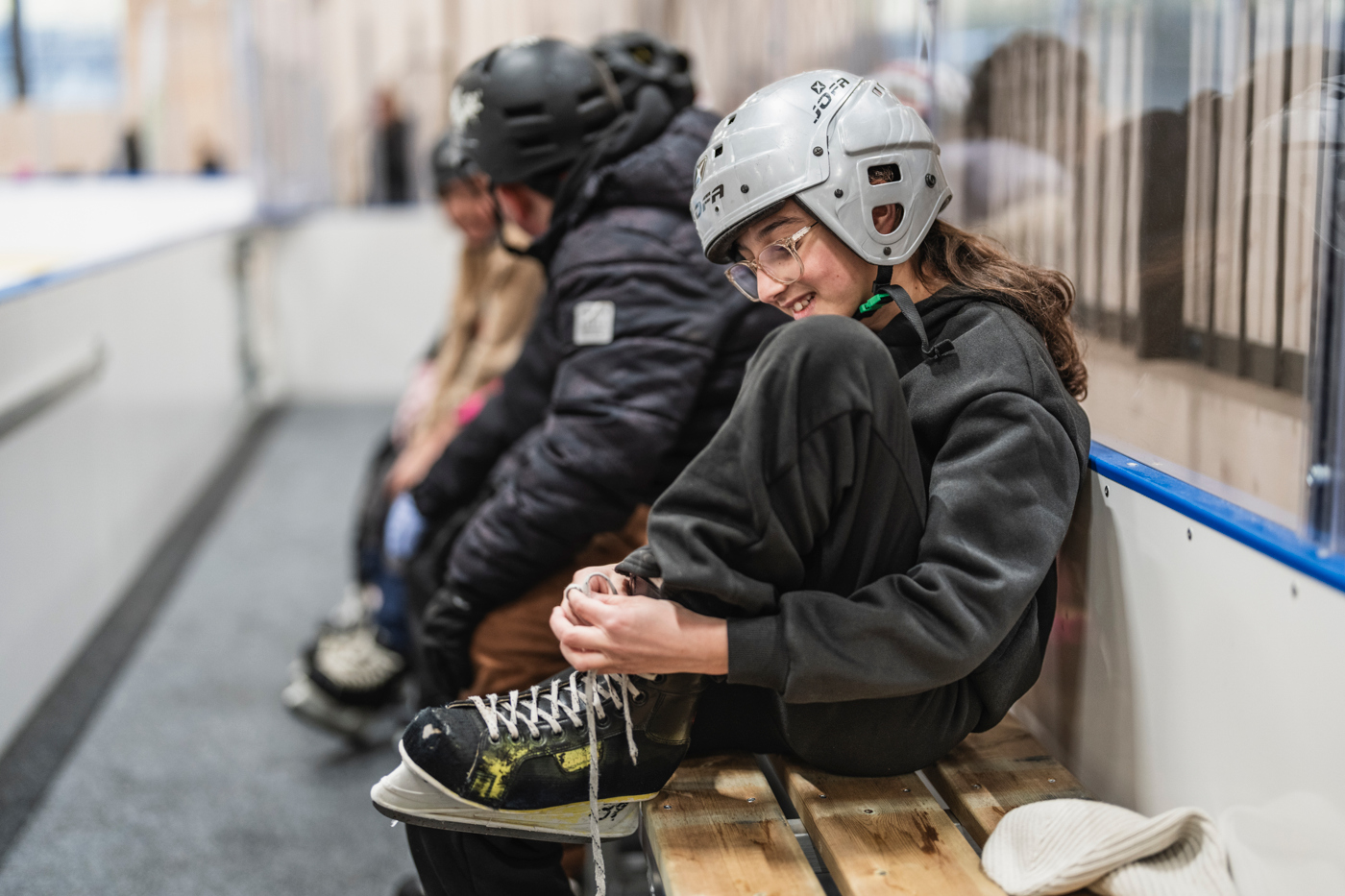 En flicka knyter sina skridskor