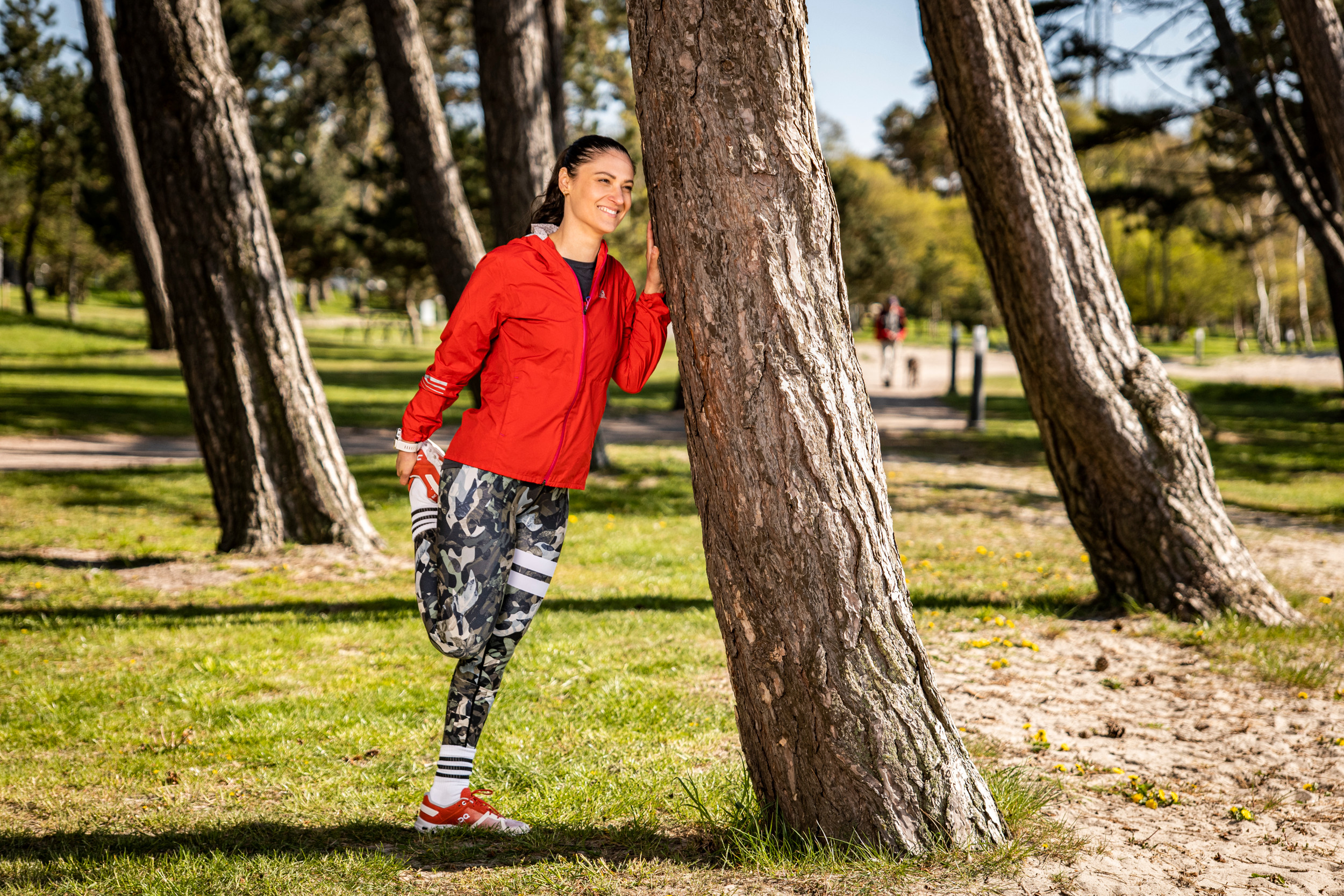 En kvinna står och stretchar
