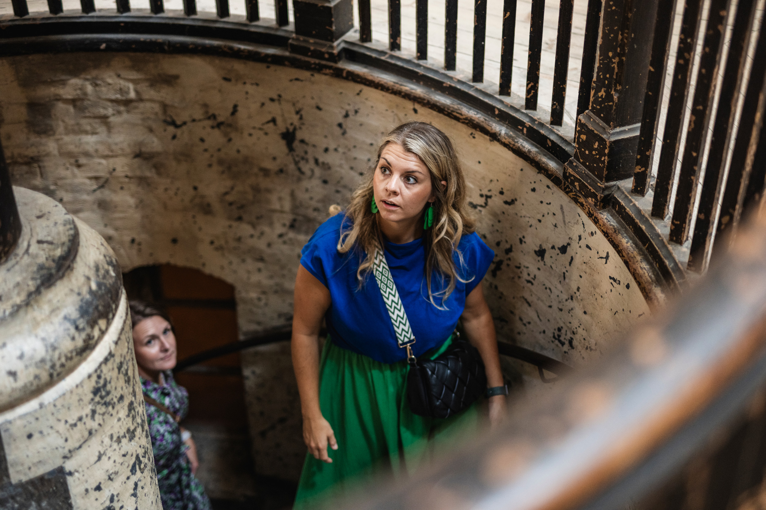 En man och tre barn går över bron till Landskrona slott