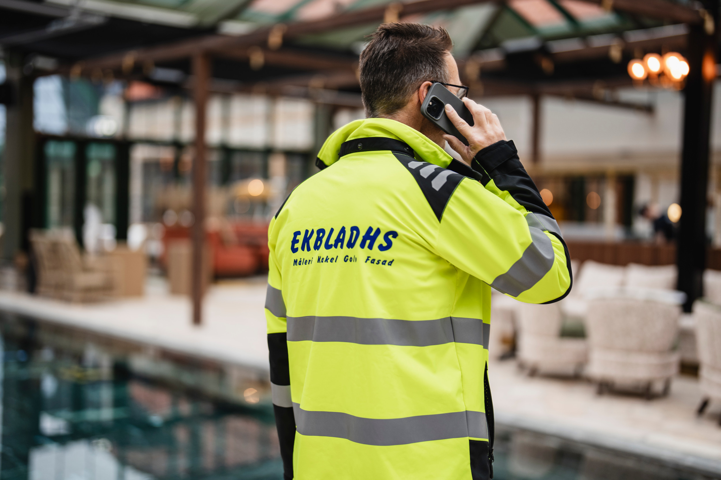 En person står och pratar i telefon