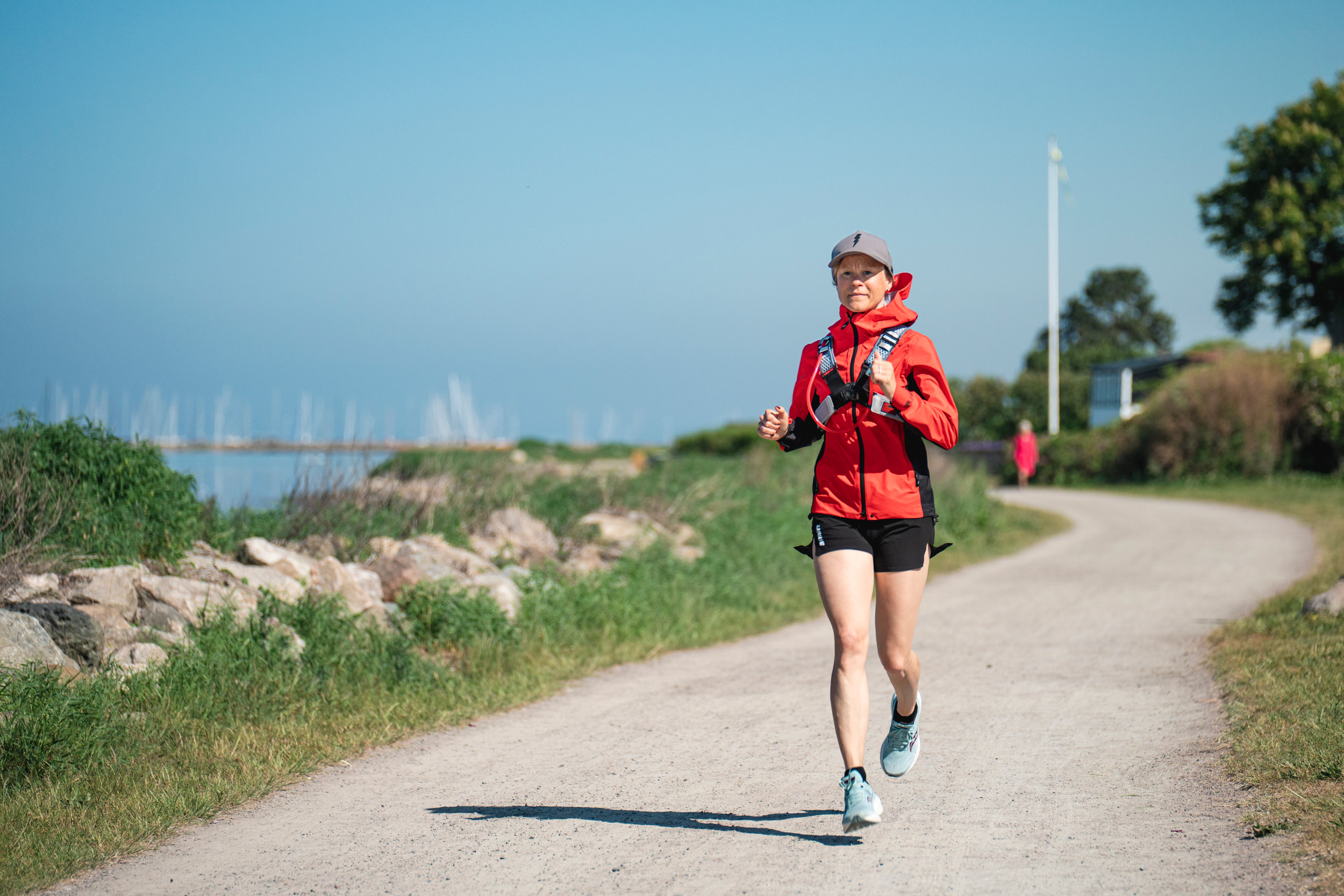 En kvinna springer