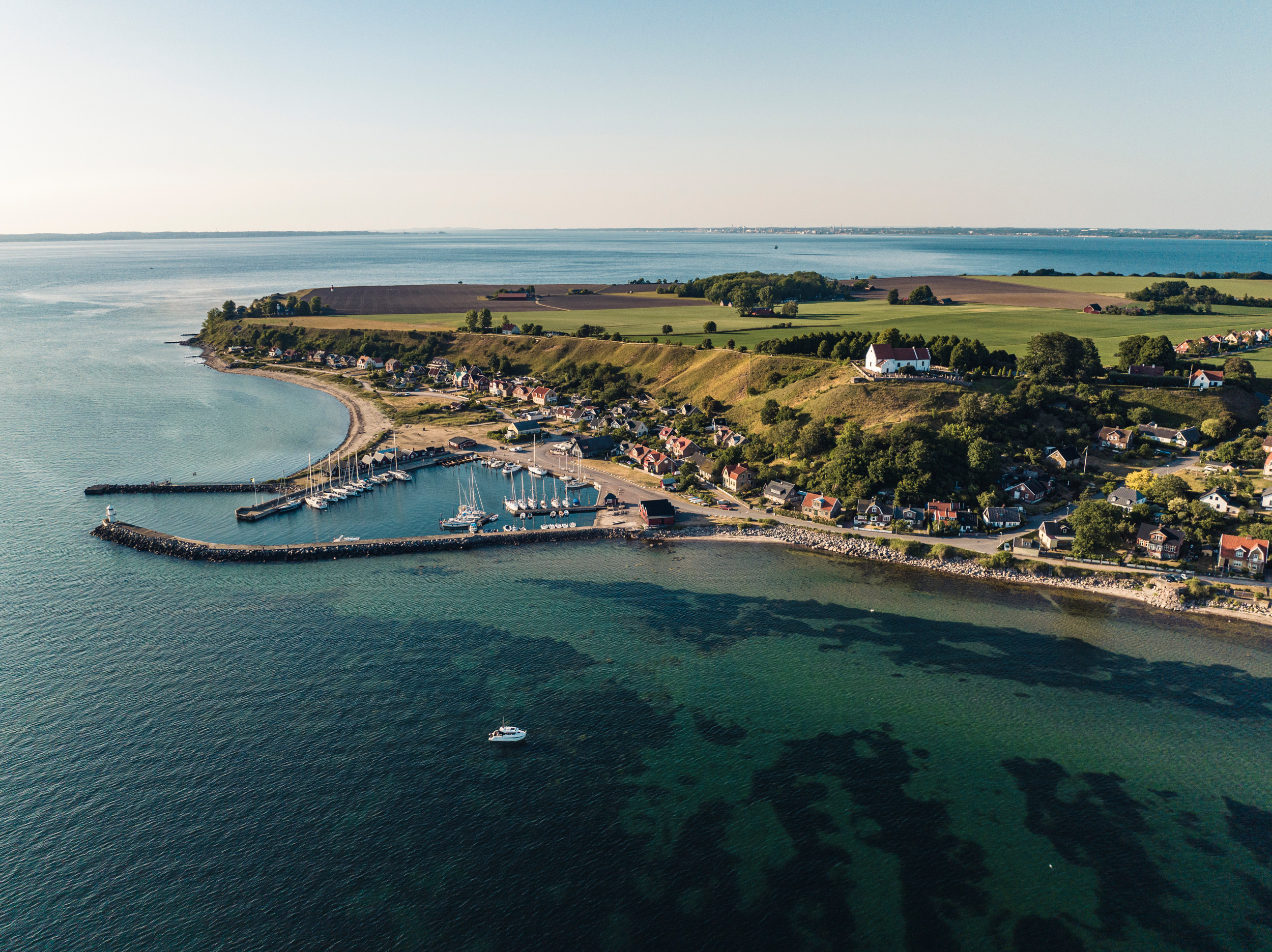 Två kvinnor vandrar längs en grusväg