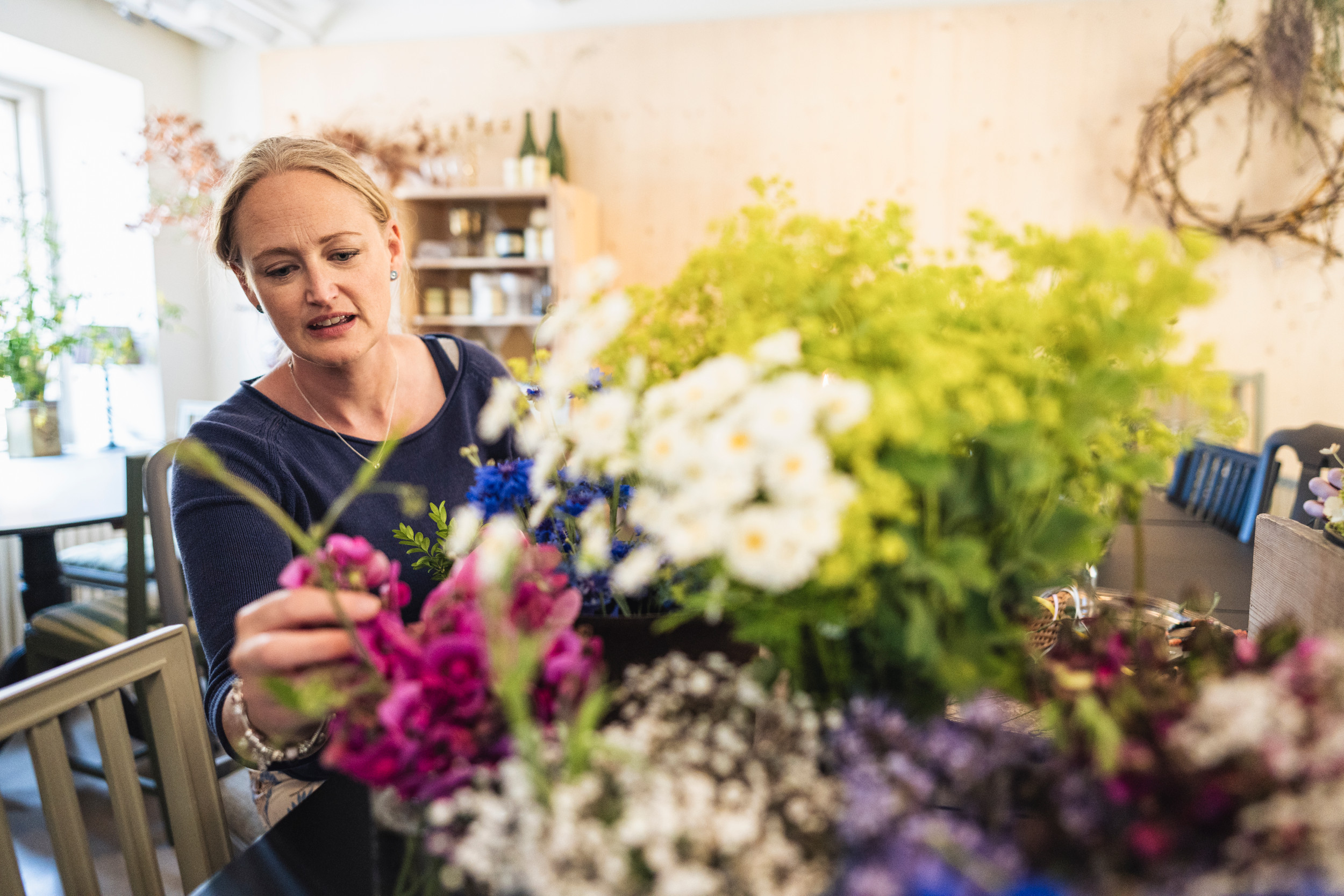 En kvinna arbetar med blommor
