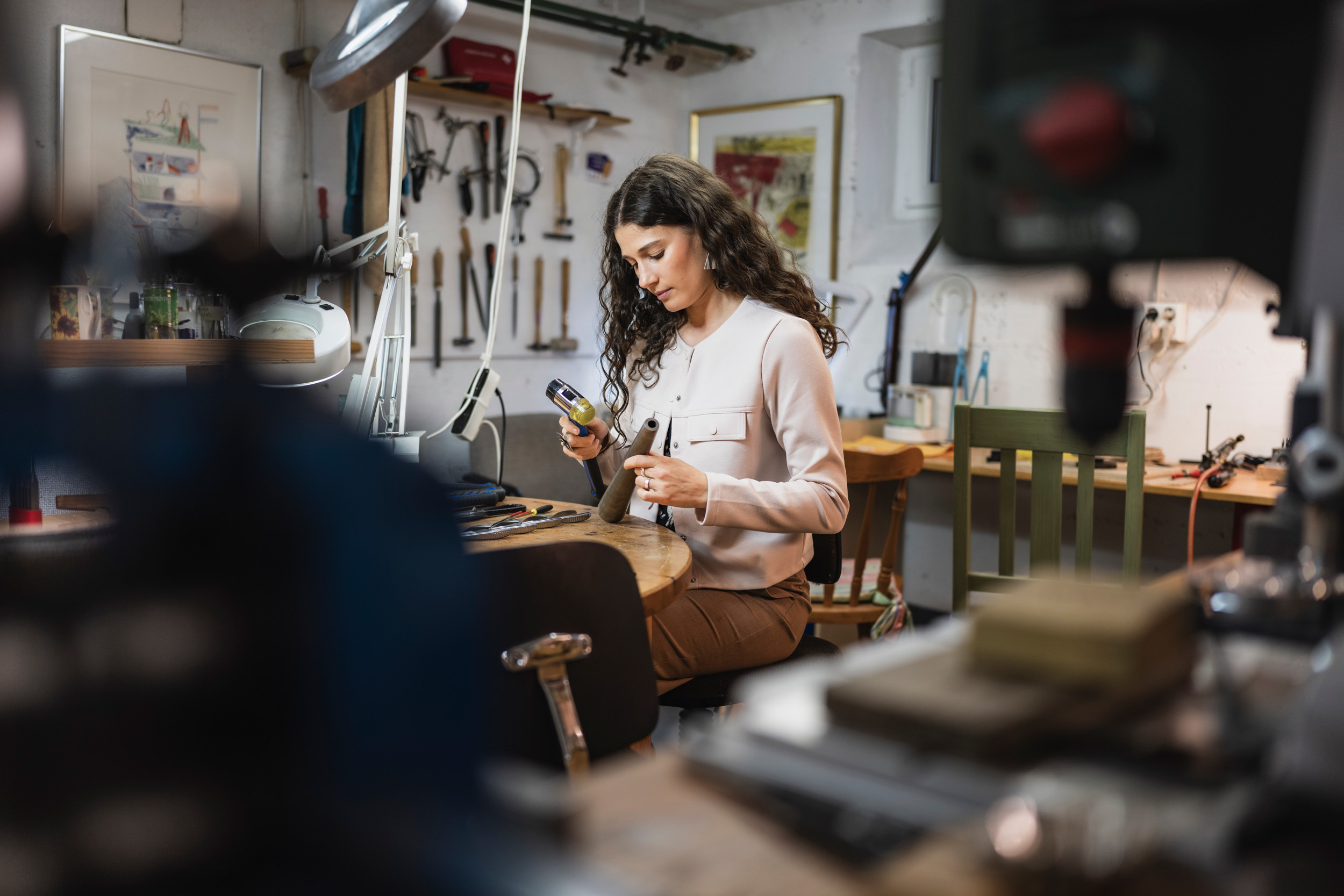 Myriam Jabert arbetar med silver