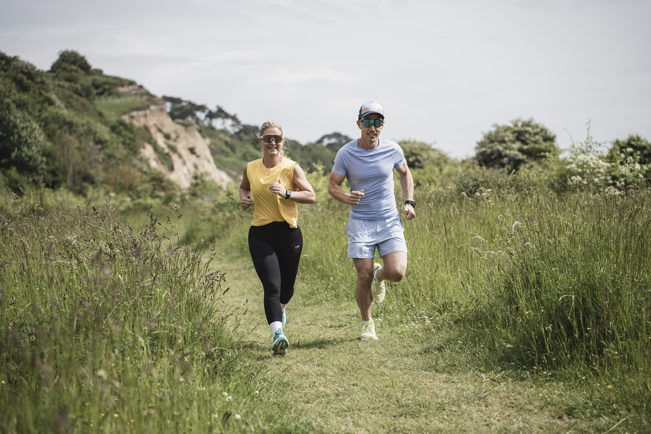 En kvinna och en man springer