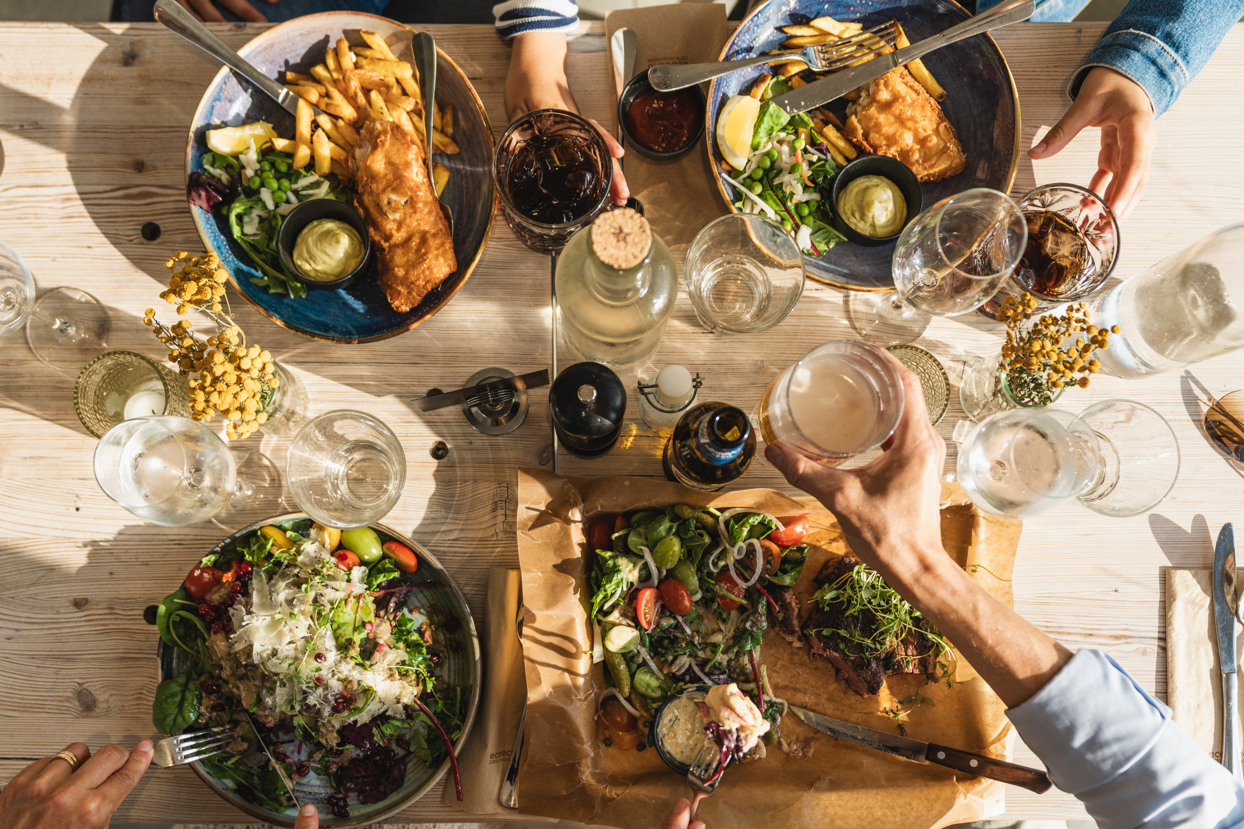 Några kvinnor sitter på en restaurang och äter