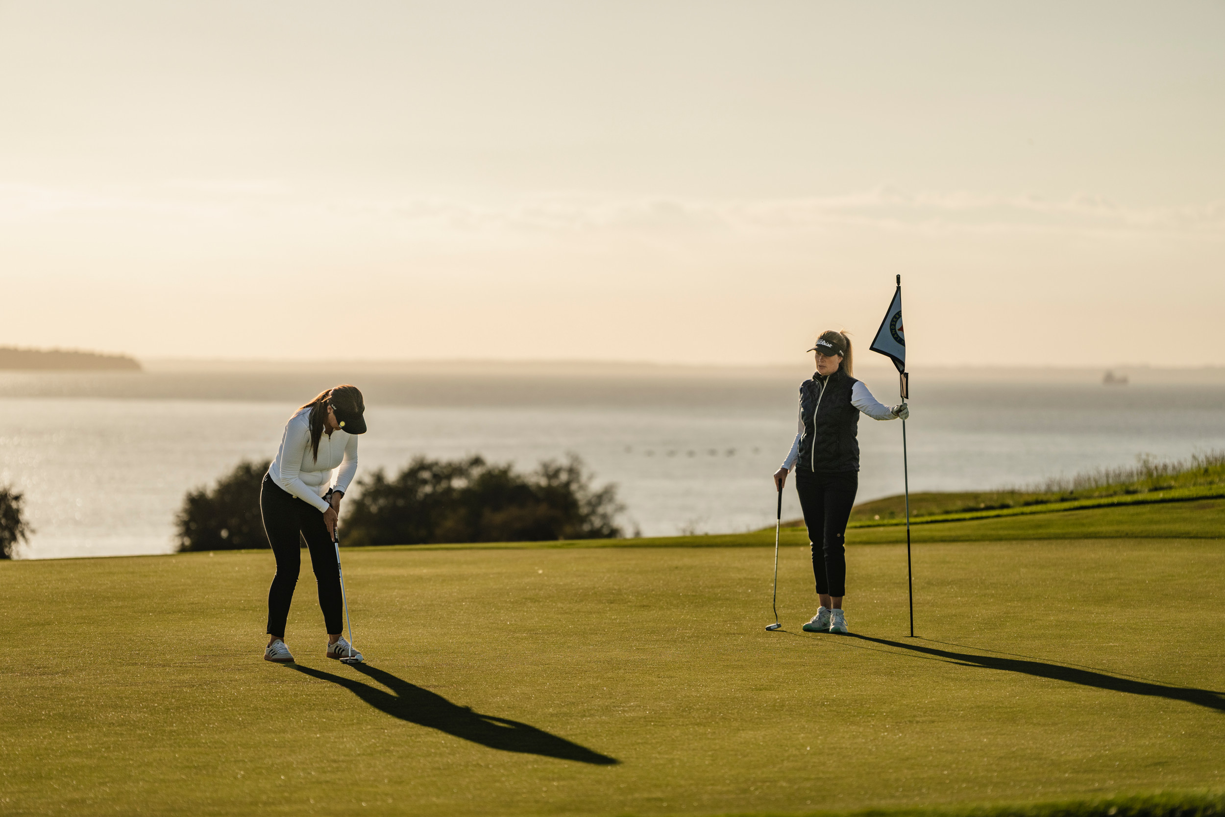 Två personer spelar golf