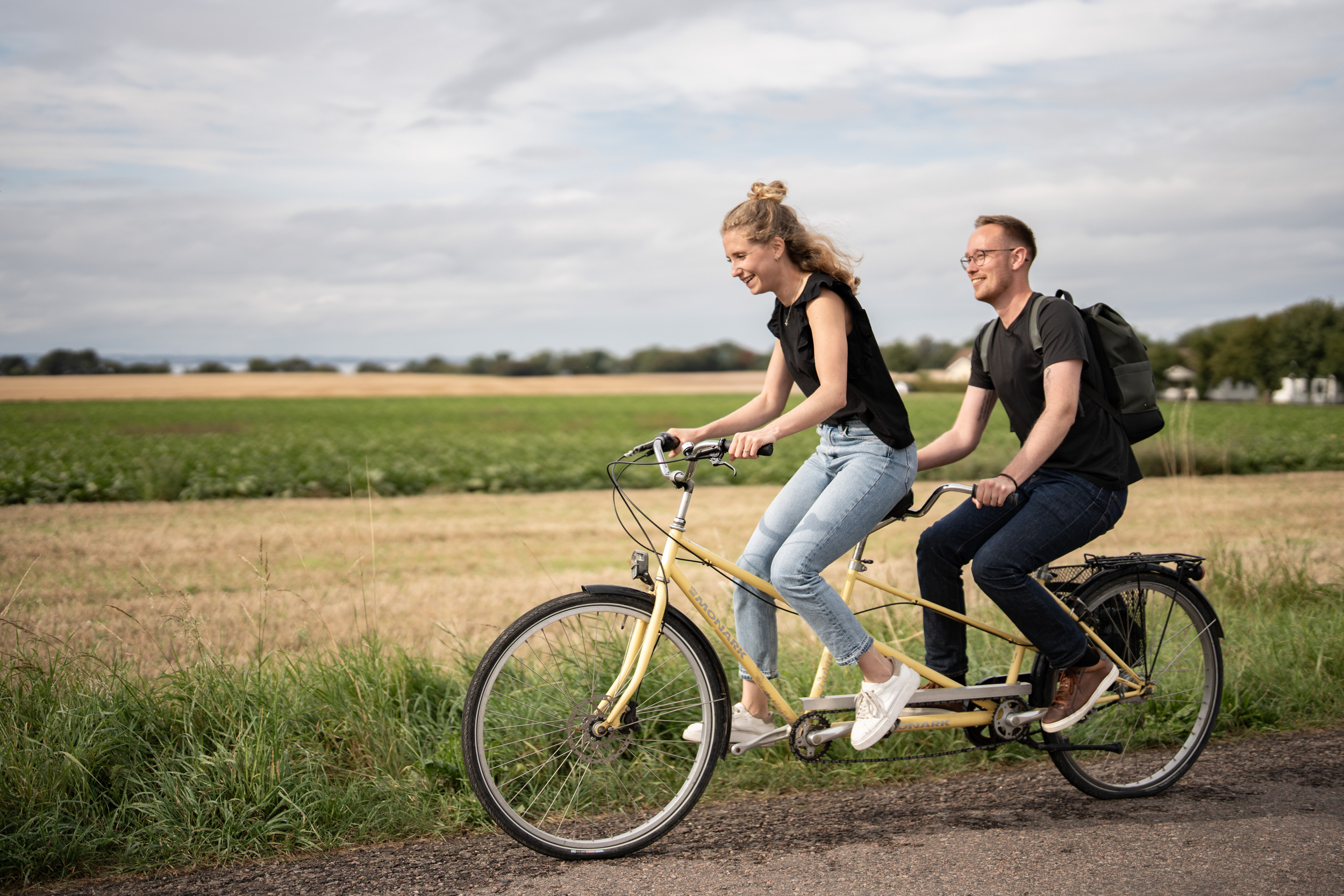 Två personer cyklar tandemcykel