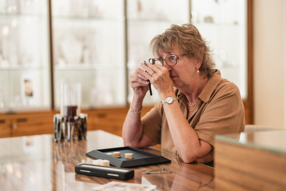 En kvinna som tittar i ett förstoringsglas