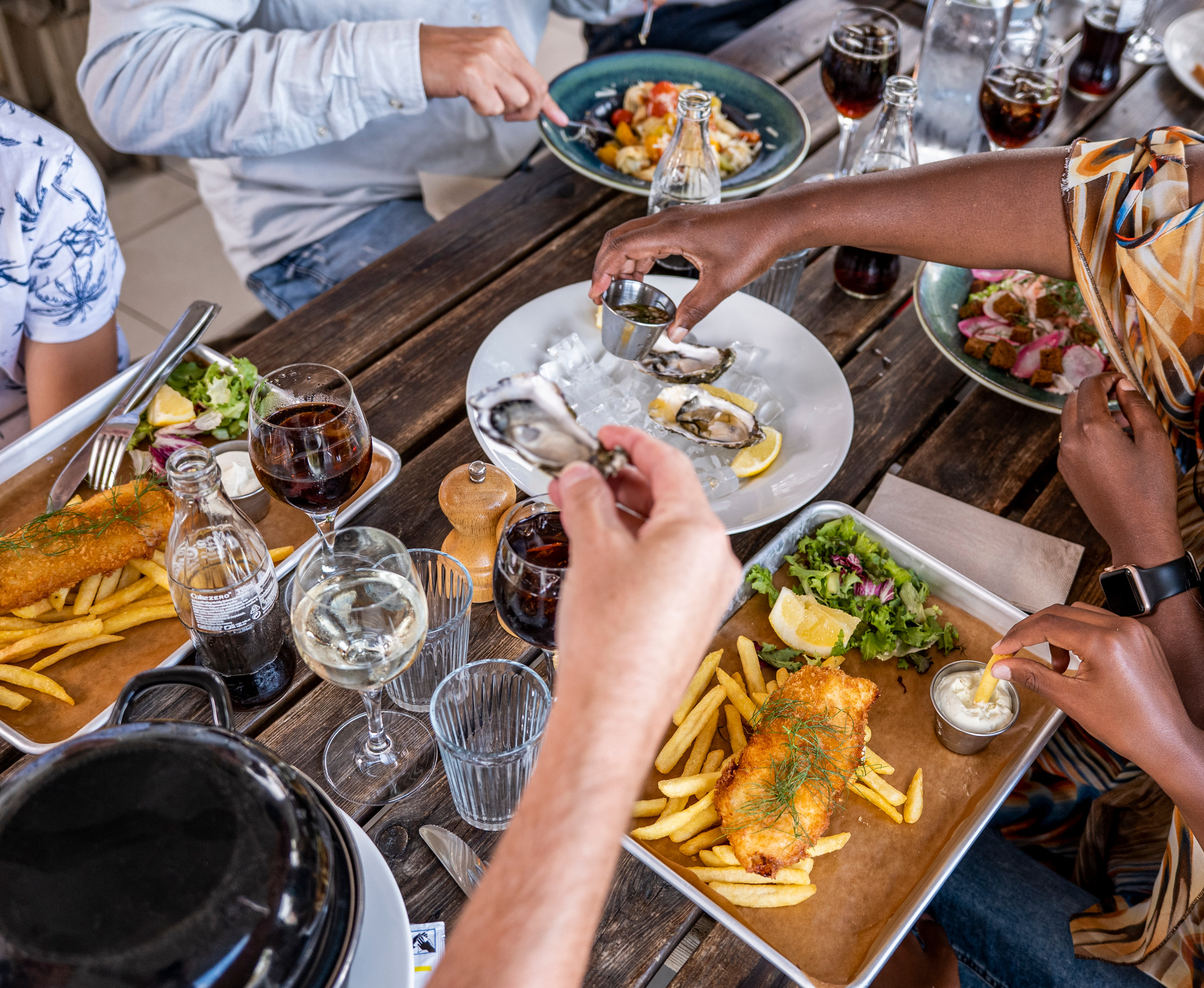 Mat och dryck på ett bord