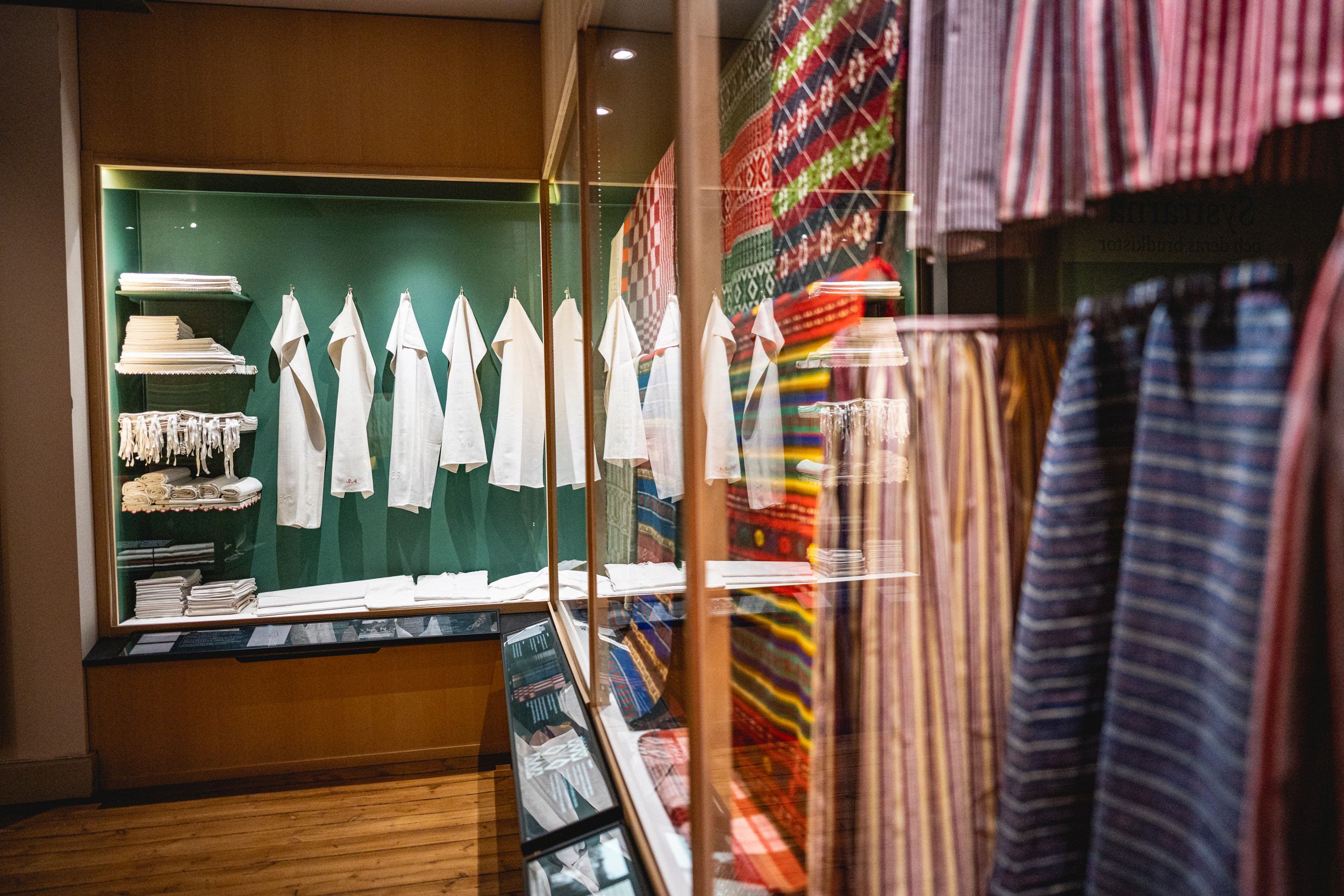 Kökshanddukar hänger på rad