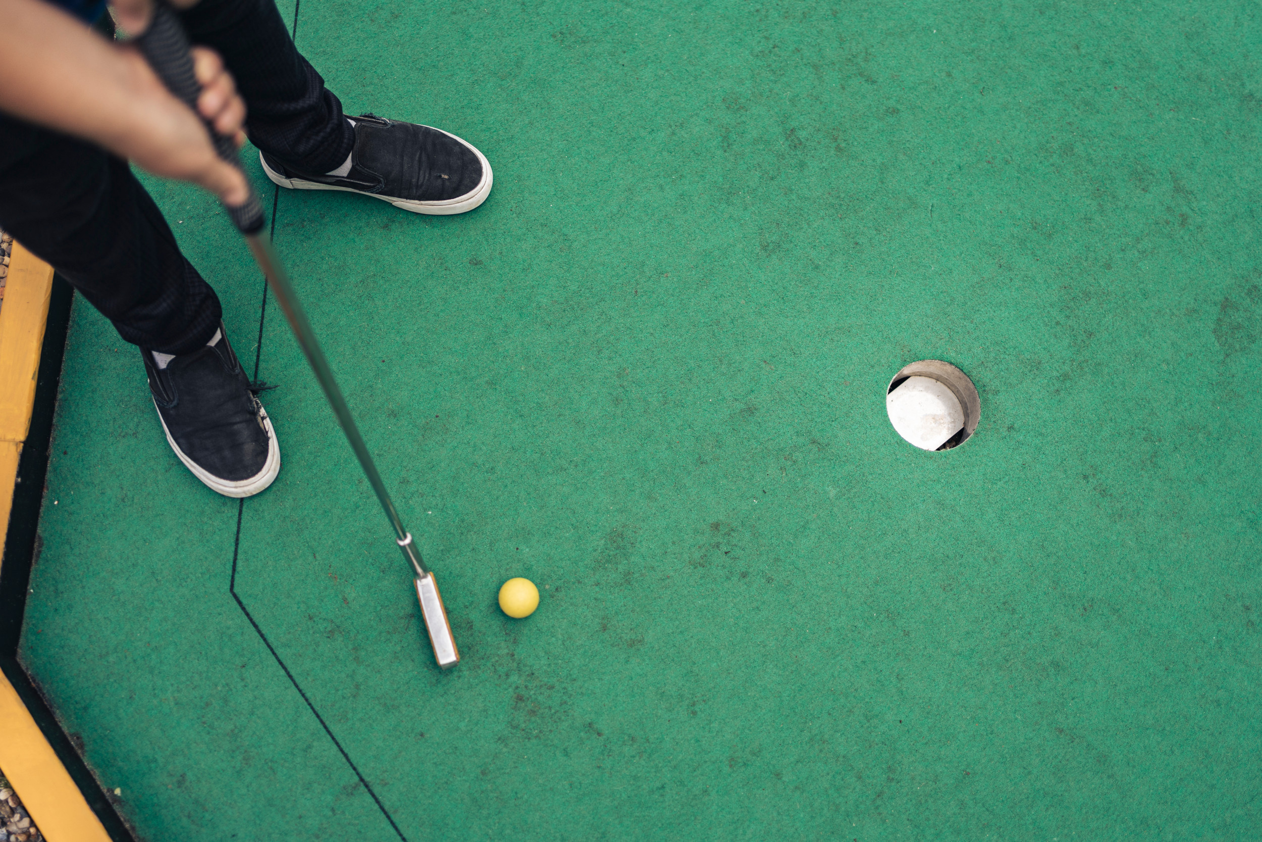 En person spelar minigolf