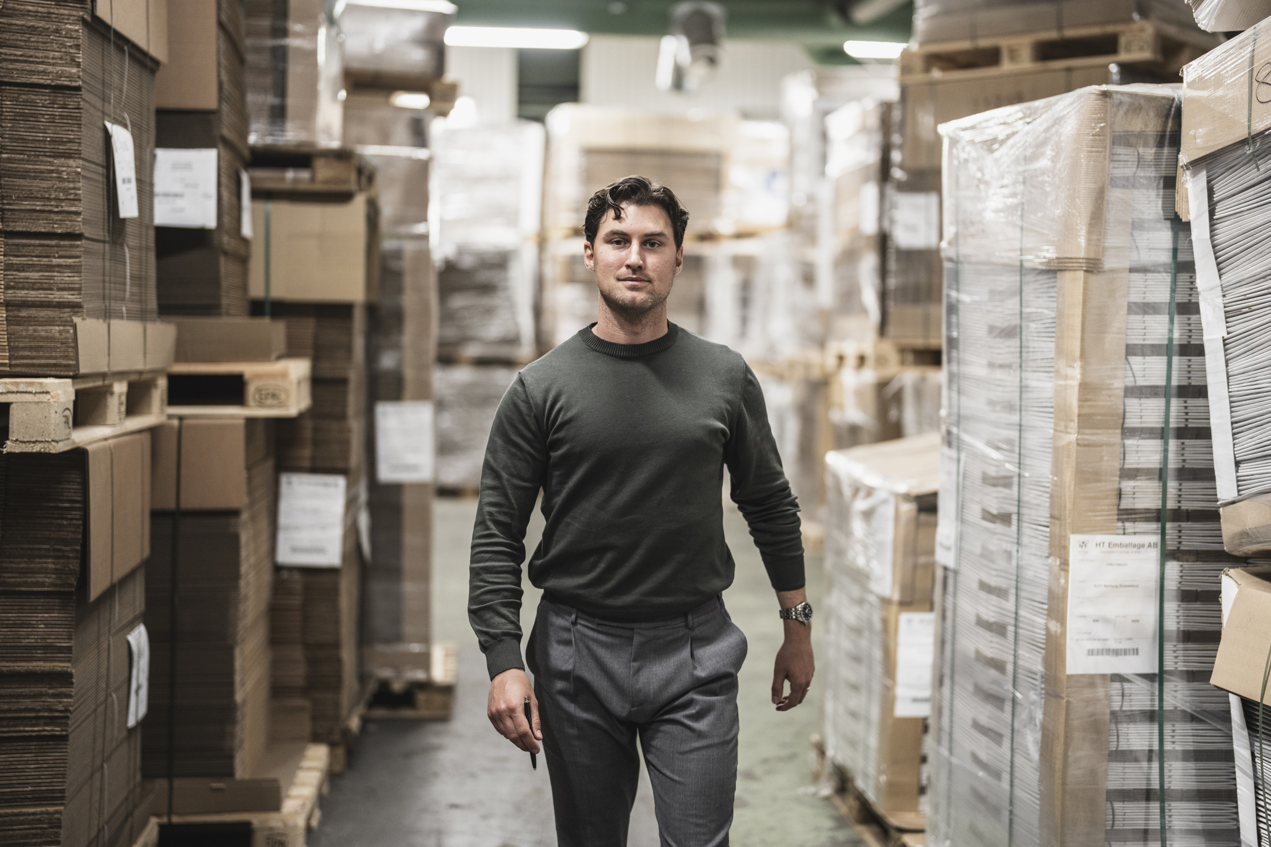 Man går i gång med kartonger