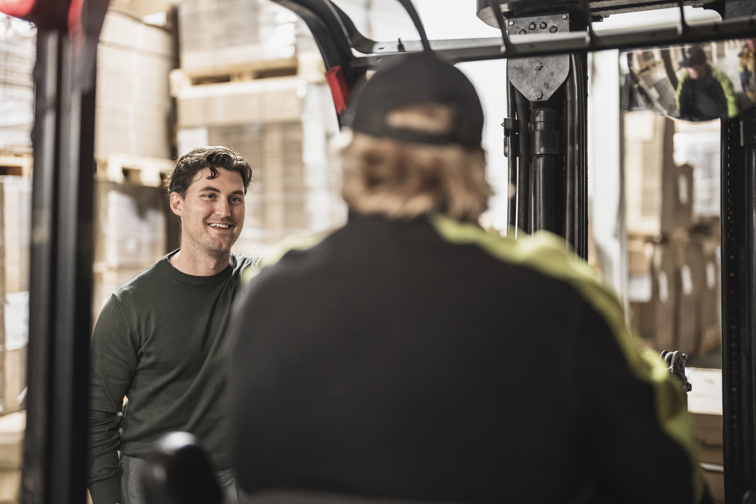 två män står och pratar