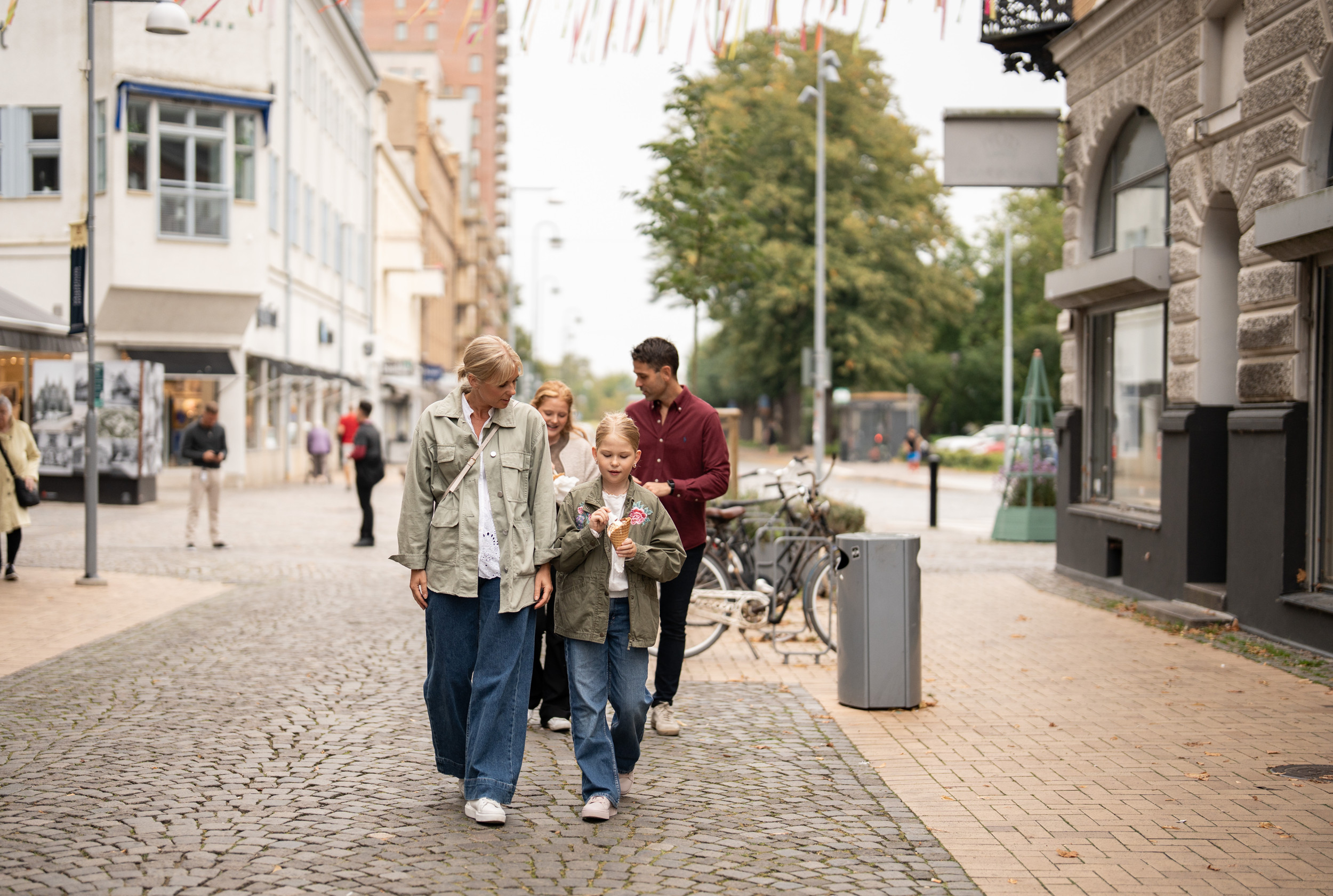 En person står och köper presentkort vid en automat