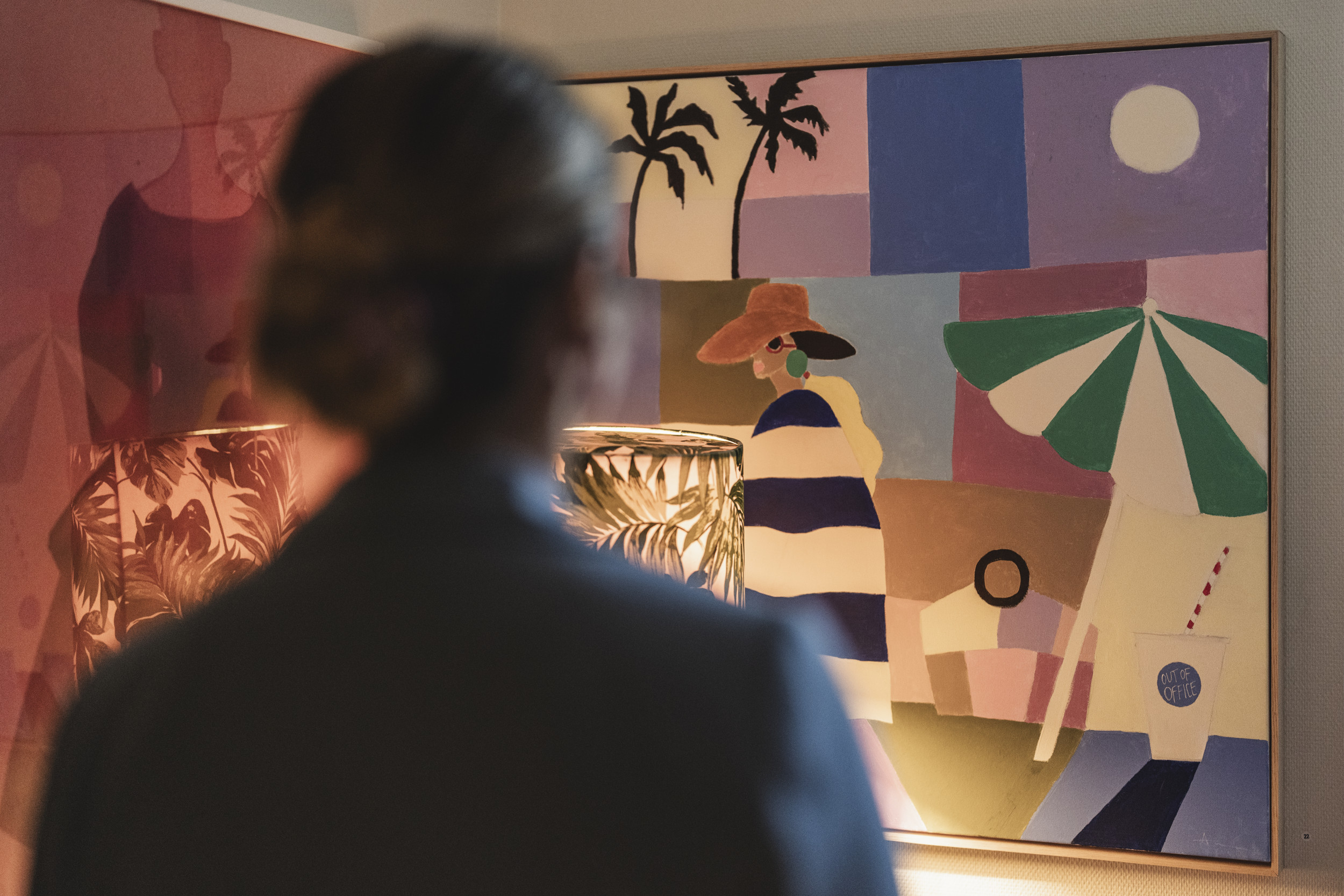 En person tittar på en tavla