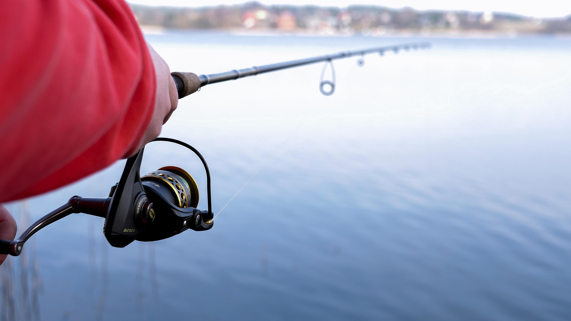 En person håller i ett fiskespö