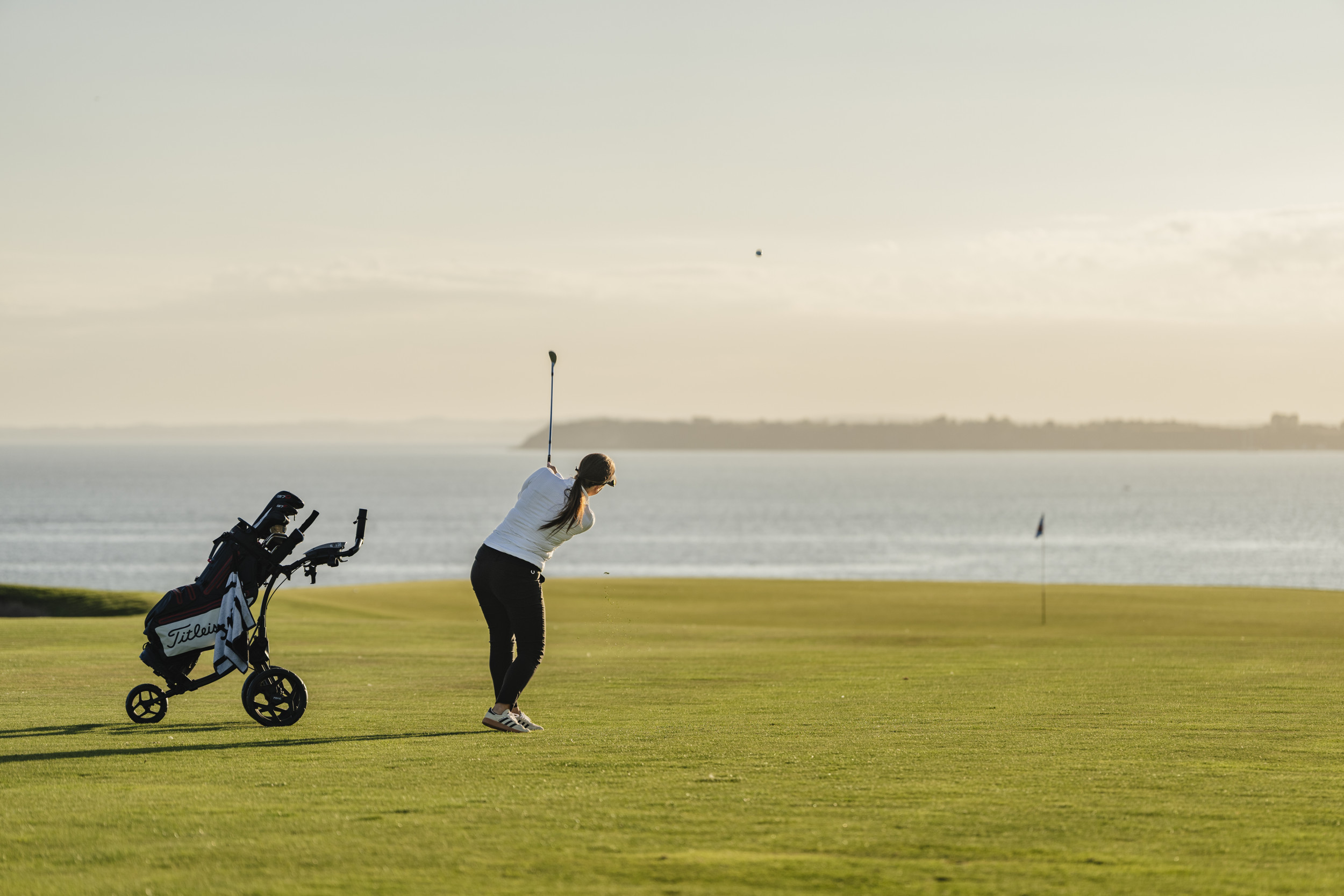 En person spelar golf