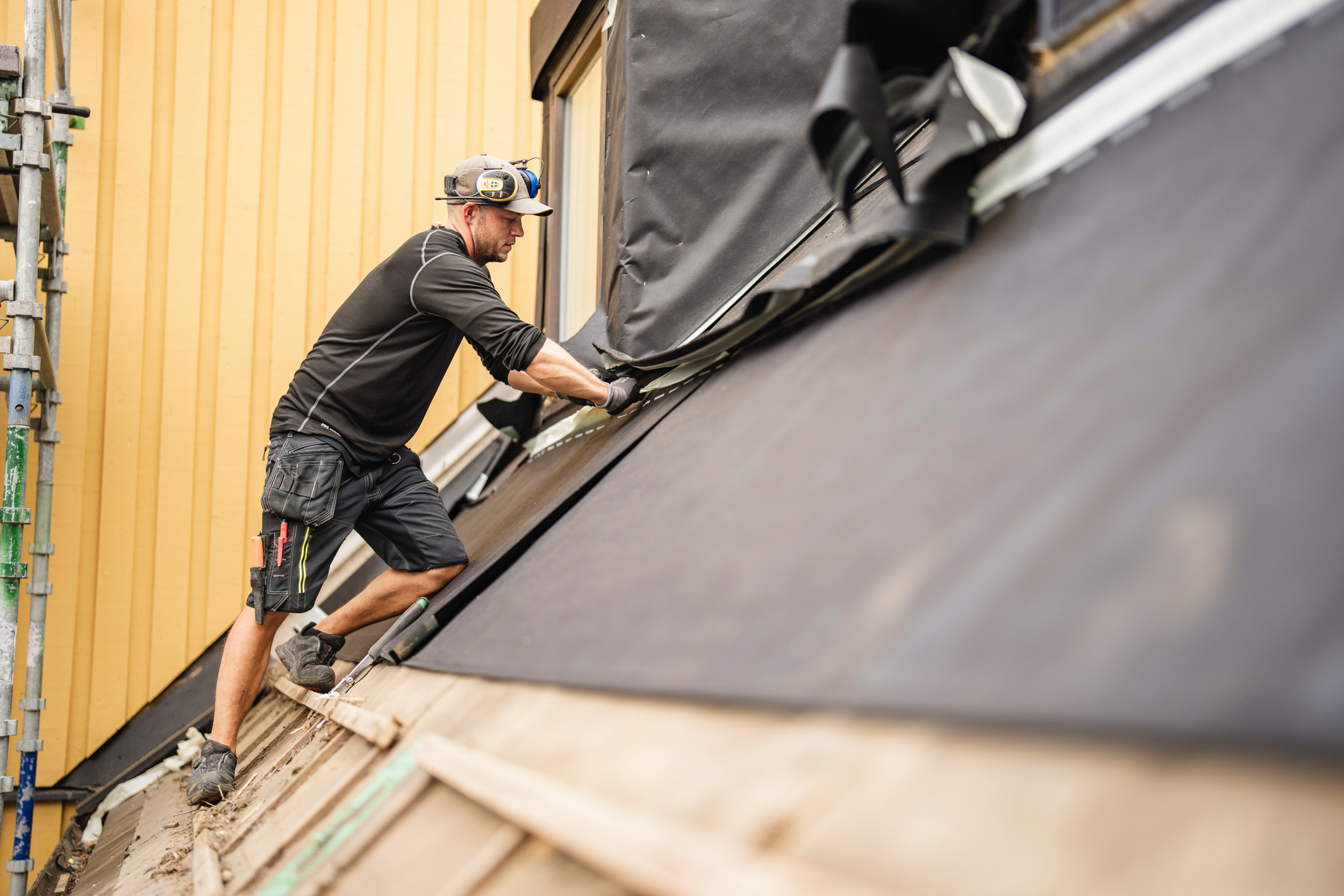 En man lägger tak