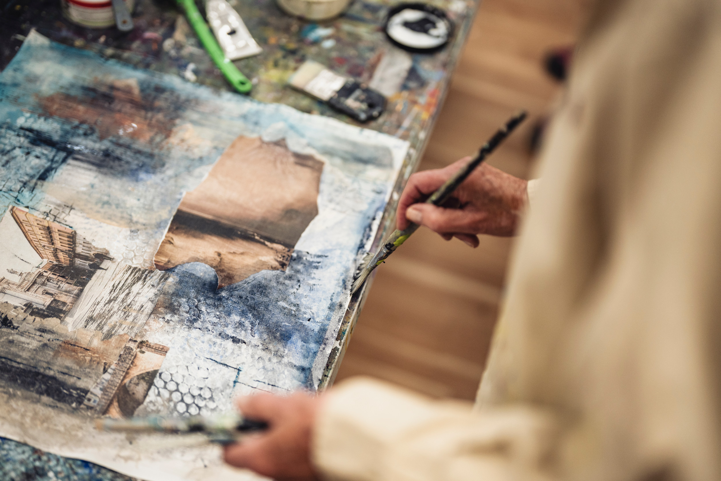 En person målar en tavla