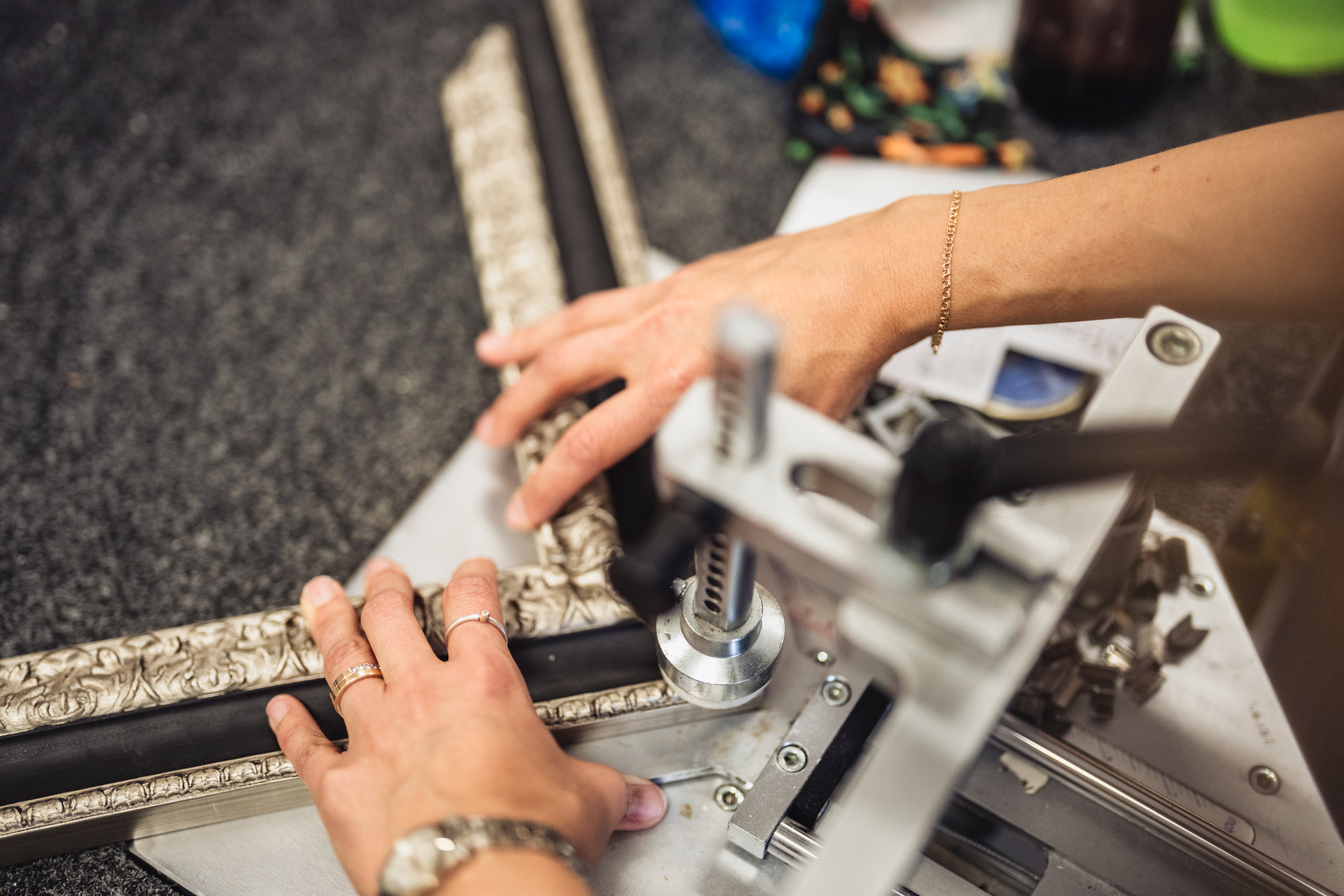 en person gör en tavelinramning