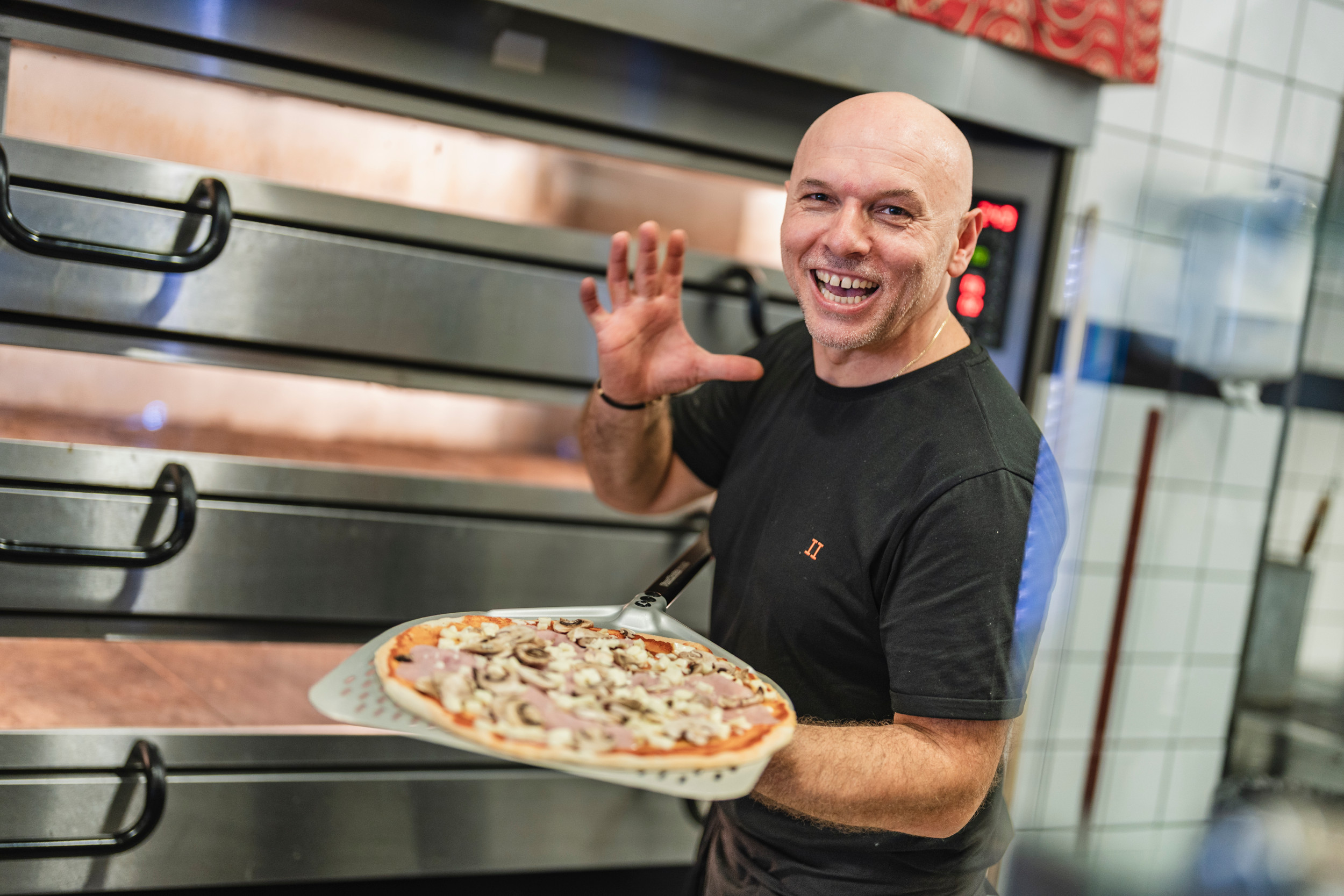 Artan håller i en pizza