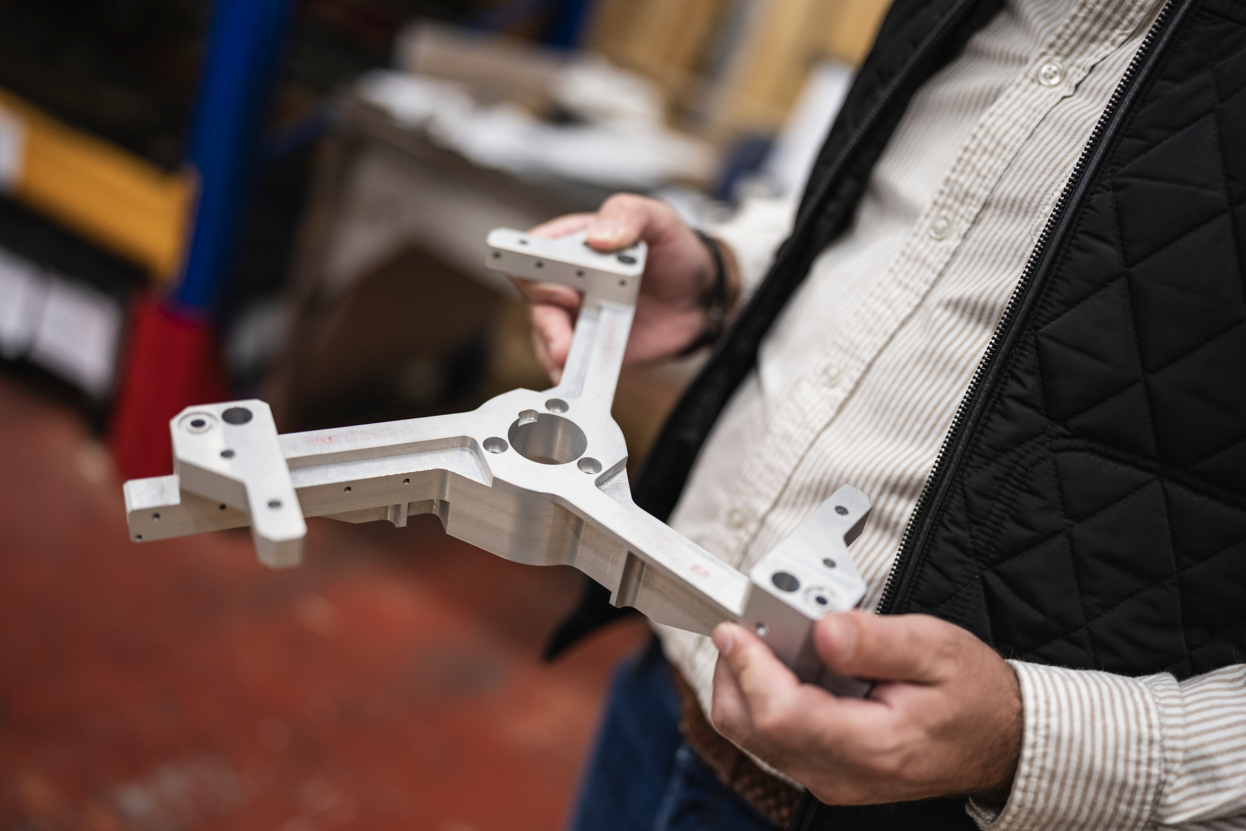 En person håller i en produkt