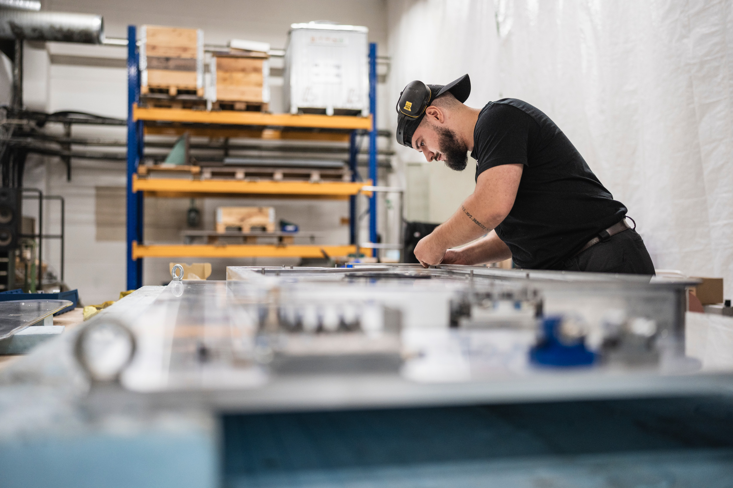 En man arbetar står och arbetar vid ett bord