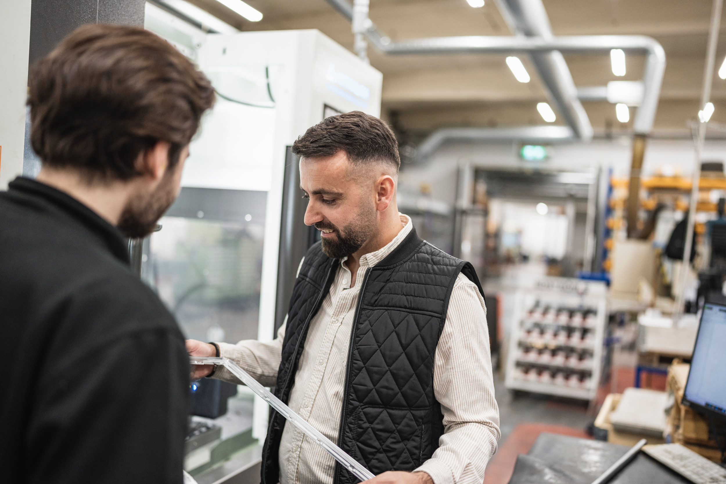 Två män tittar på en produkt